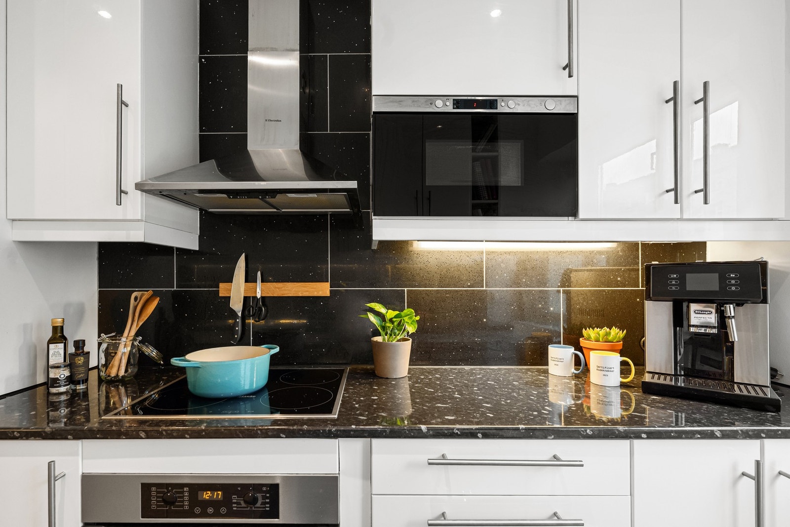 Effektivt og funksjonelt innredet med meget god skap- og benkeplass Galleribilde