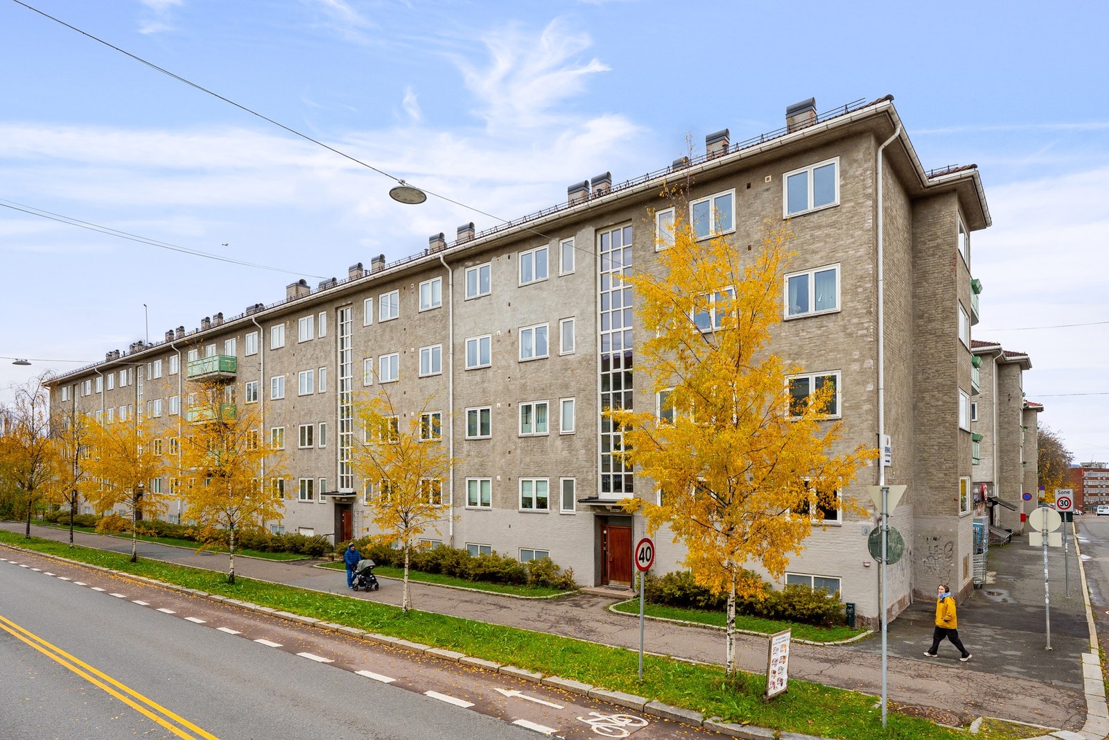 Leiligheten er fint plassert i høy 1. etasje - på enden av bygget Galleribilde