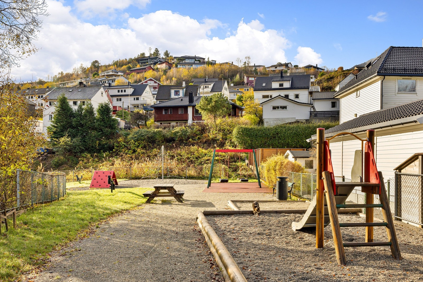 Det er kort vei til både barnehage og skole. Galleribilde
