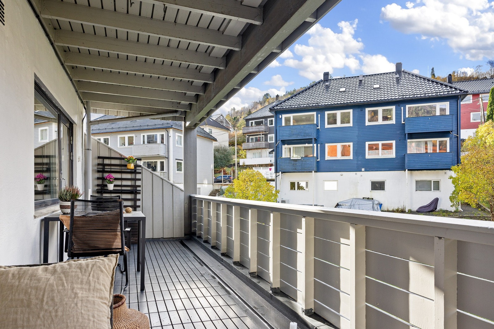 Her er det god plass til å møblere med sittegruppe og grill. Galleribilde