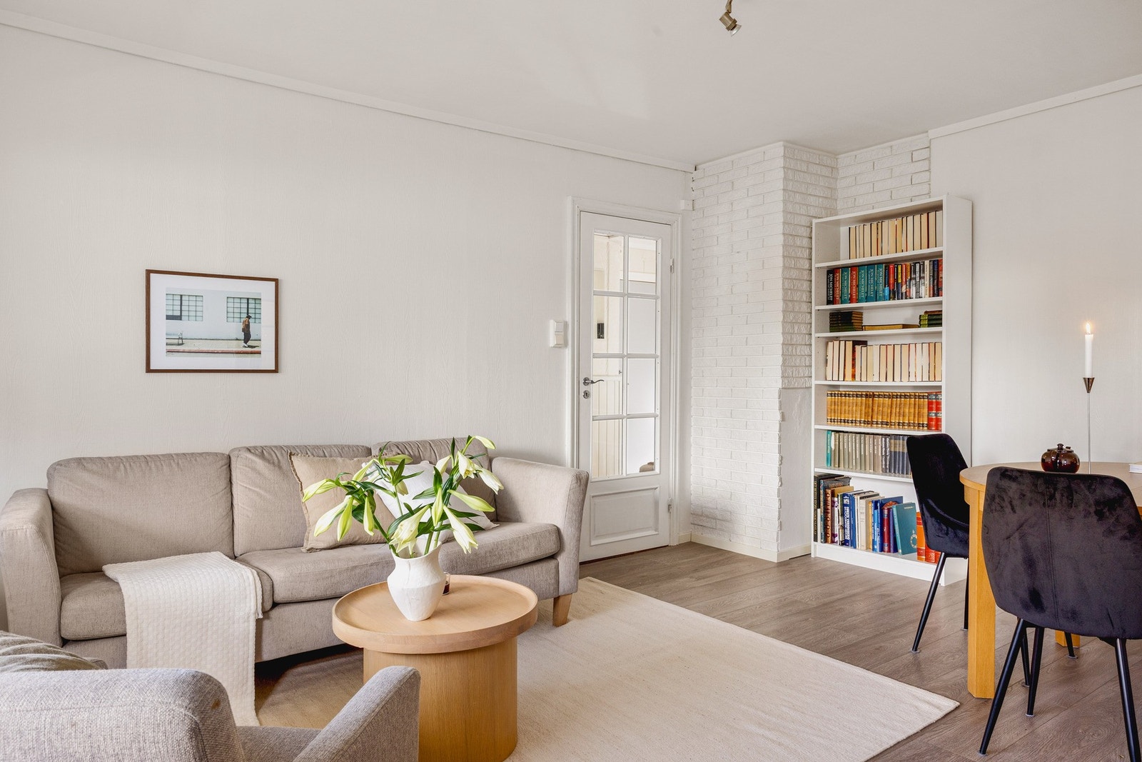 I stuen er det plass til å møblere med både sofagruppe og spisebord. Galleribilde