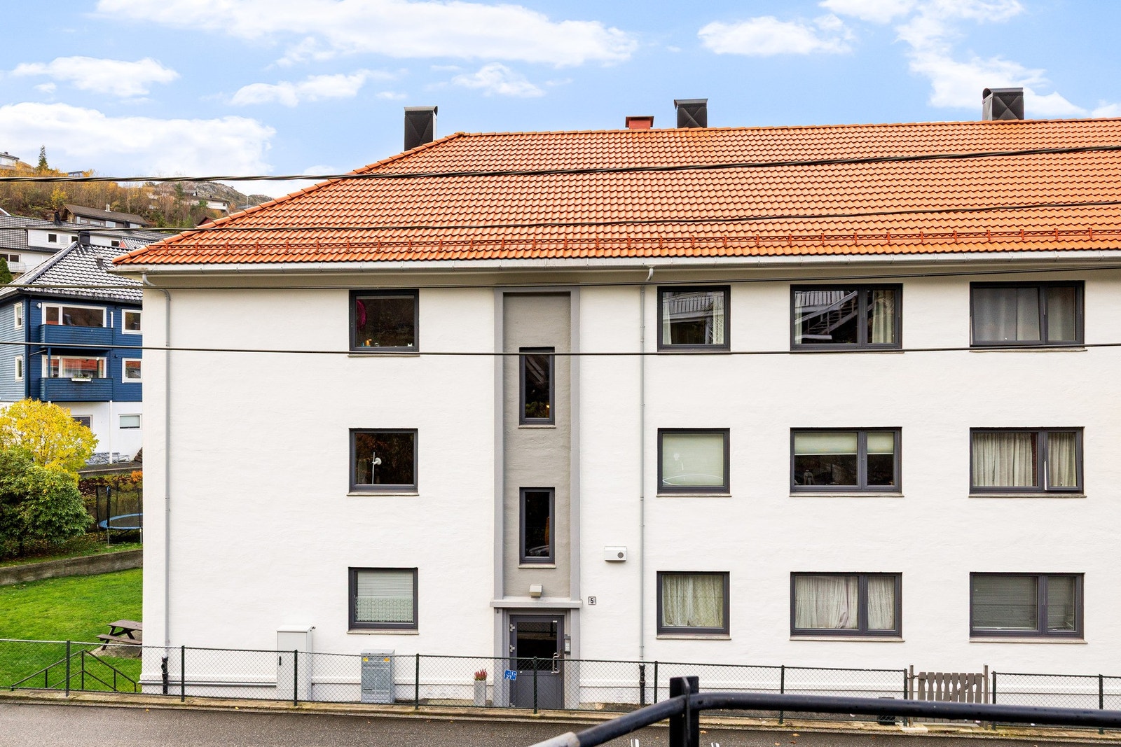 Leiligheten har en sentral og attraktiv beliggenhet med kort vei til sentrumskjernen og flotte turområder. Galleribilde