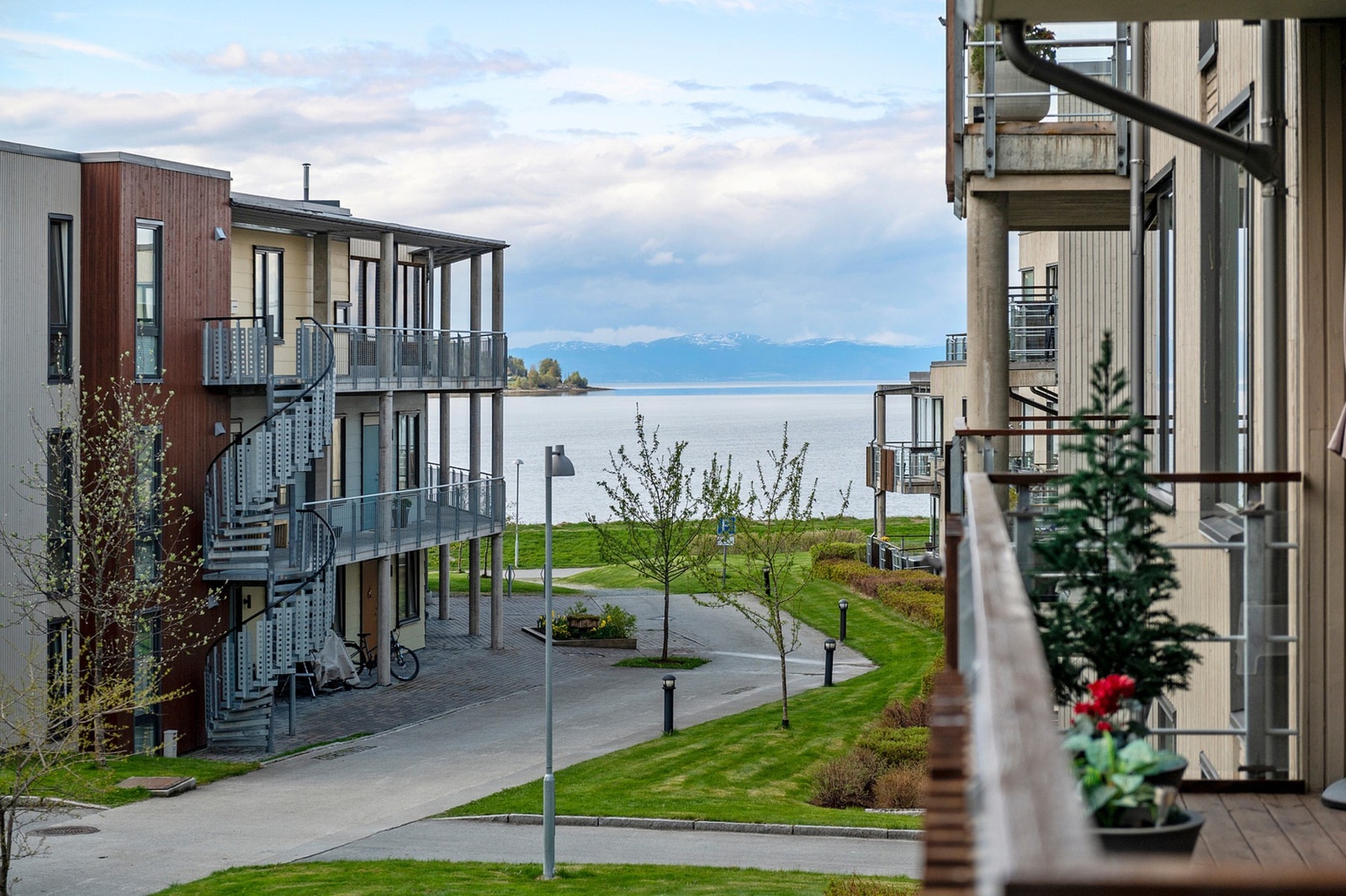 Leiligheten ligger fint til i Hommelvik med fjordutsikt og gode solforhold. Galleribilde