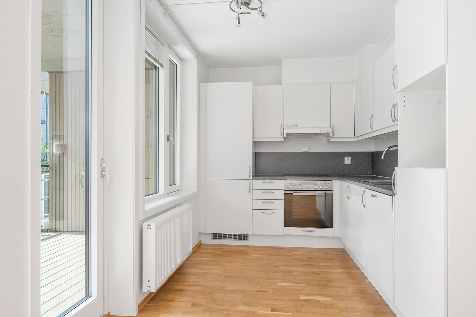 Fra kjøkken har du direkte utgang til balkongen. Galleribilde