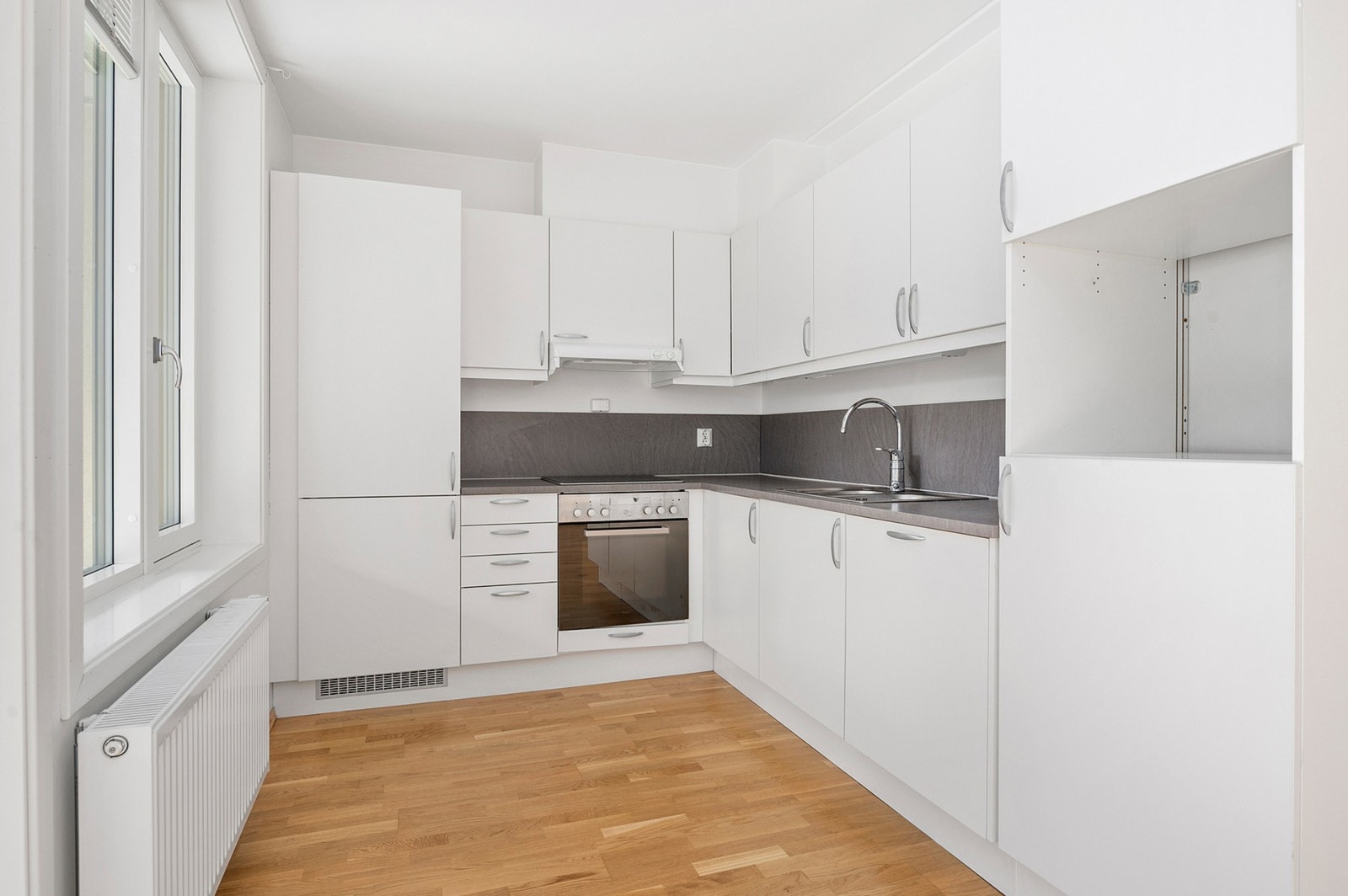 Det er integrert platetopp, stekeovn, oppvaskmaskin og kombinert kjøl/fryseskap. Galleribilde