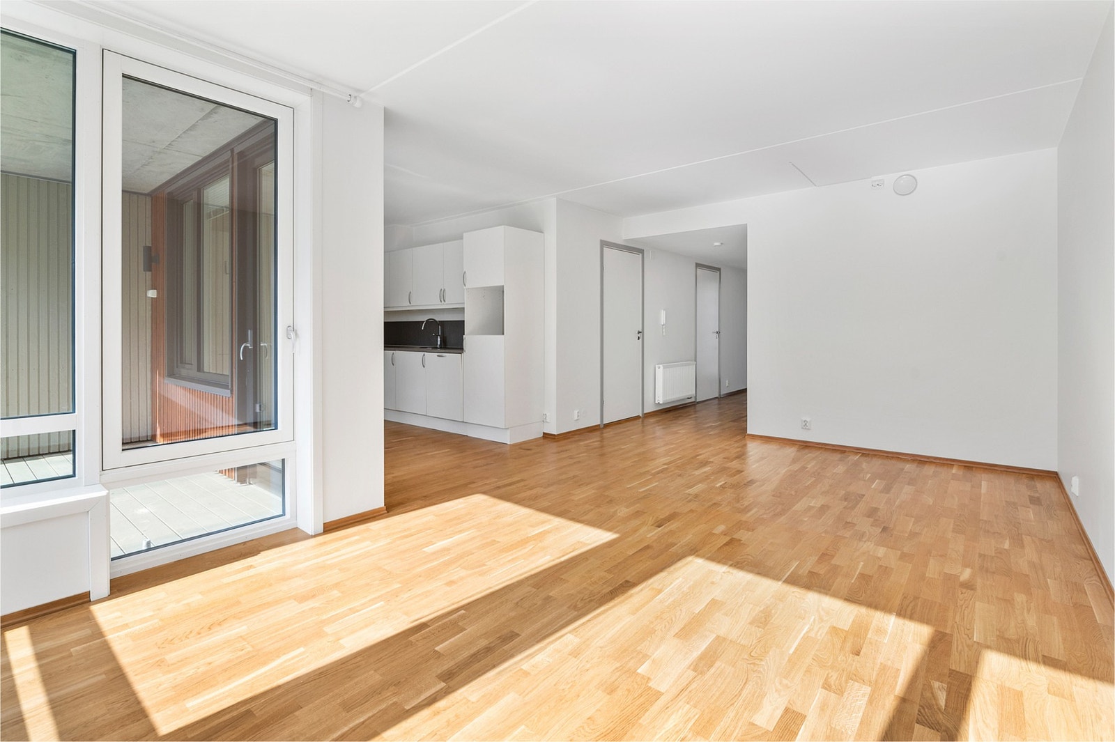 Rommet har naturlige innrednings seksjoner for stuemøblement. Galleribilde