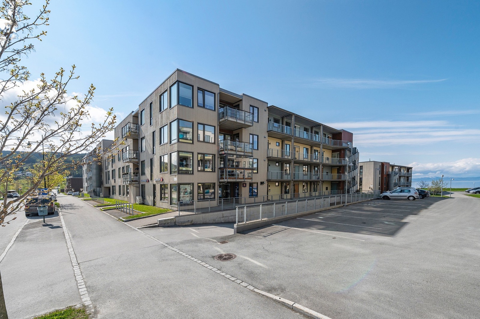 Parkering og sportsbod i kjeller medfølger leiligheten. Galleribilde