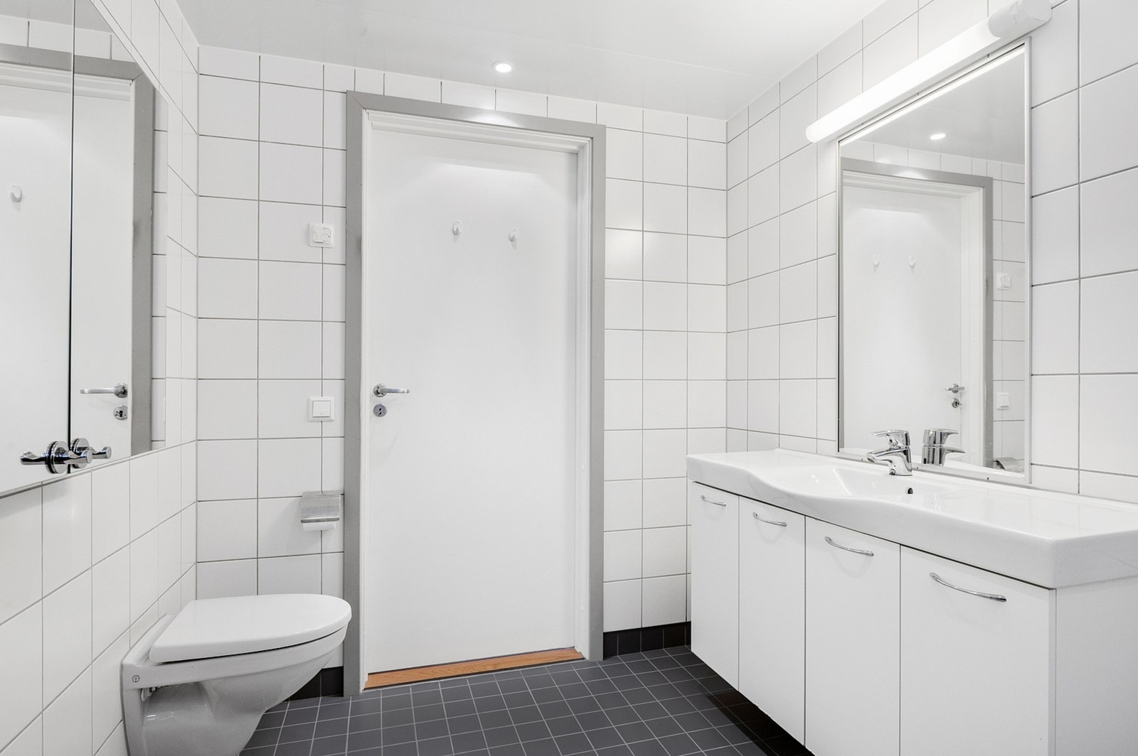 Utstyrt med servtskap, mekanisk avtrekk, opplegg for vaskemaskin, innfellbare dusjdører og veggmontert wc. Galleribilde