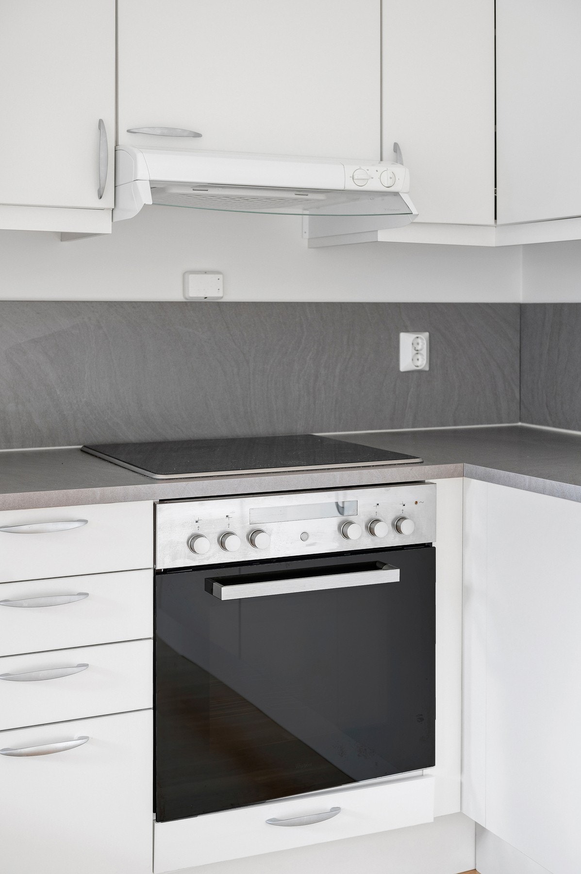 Innredning med mekanisk avtrekksvifte over stekeovn. Galleribilde