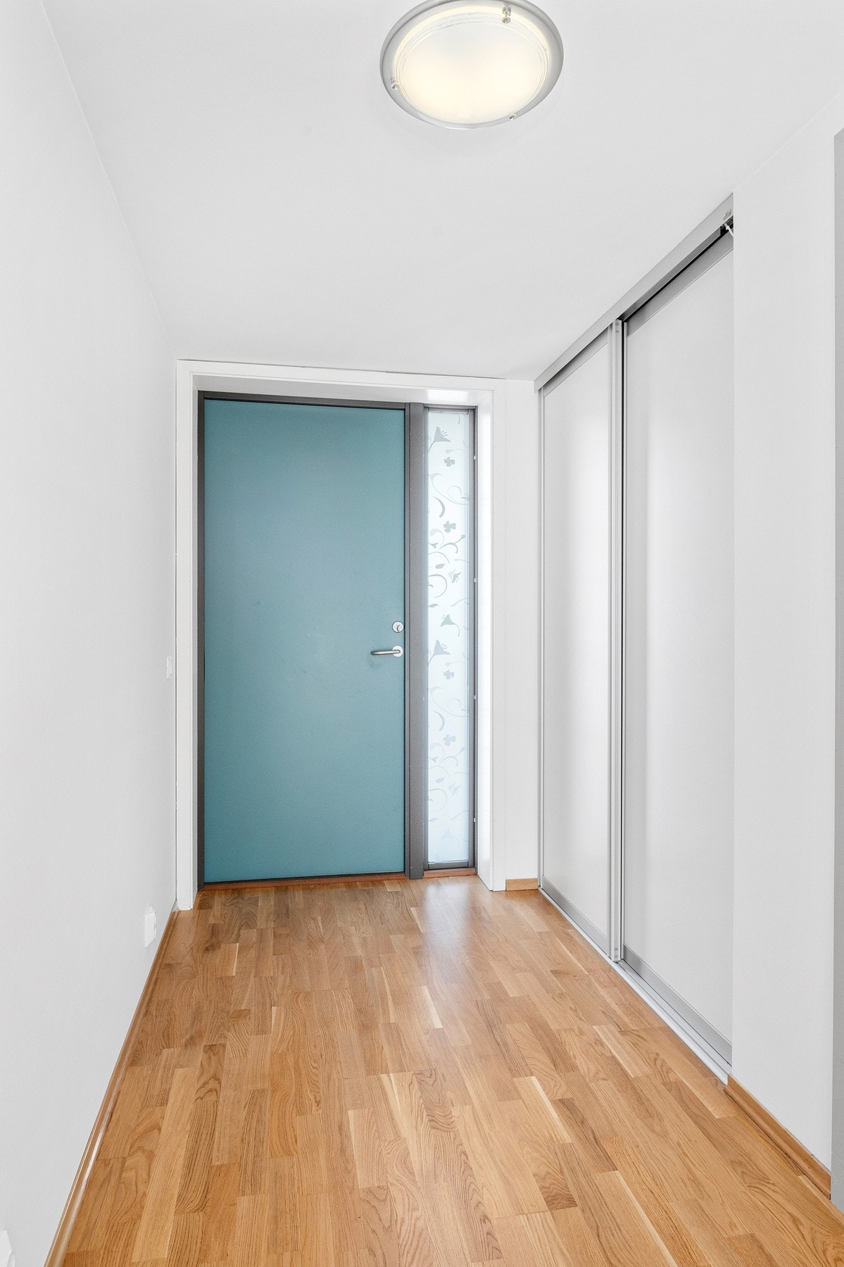 Innebygd skyvedørsgarderobe for oppbevaring. Galleribilde