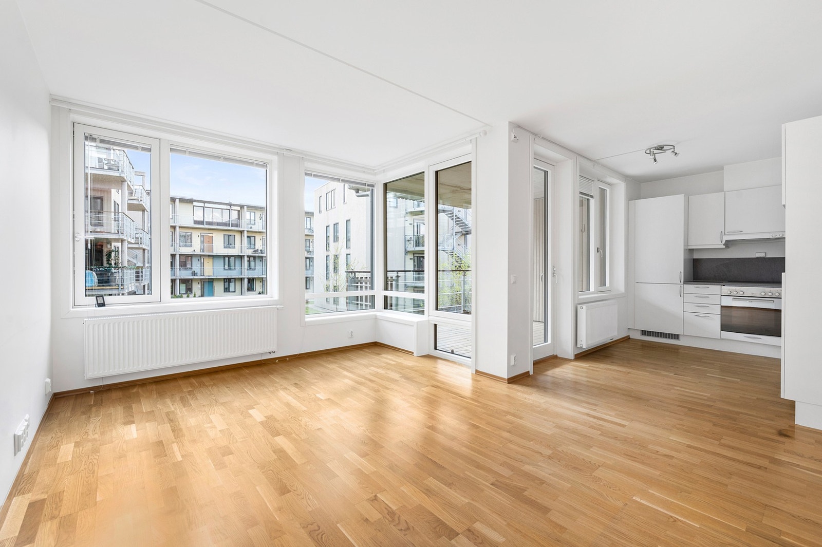 Lys og åpen stue/kjøkken løsning på 28 kvm. Galleribilde