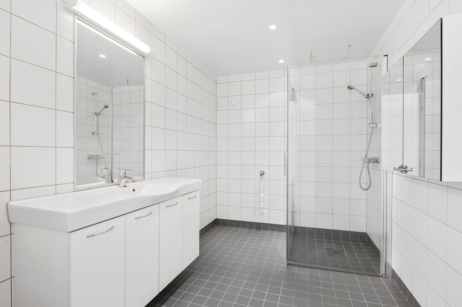 Lys og helfliset baderom på 5,5 kvm. Galleribilde