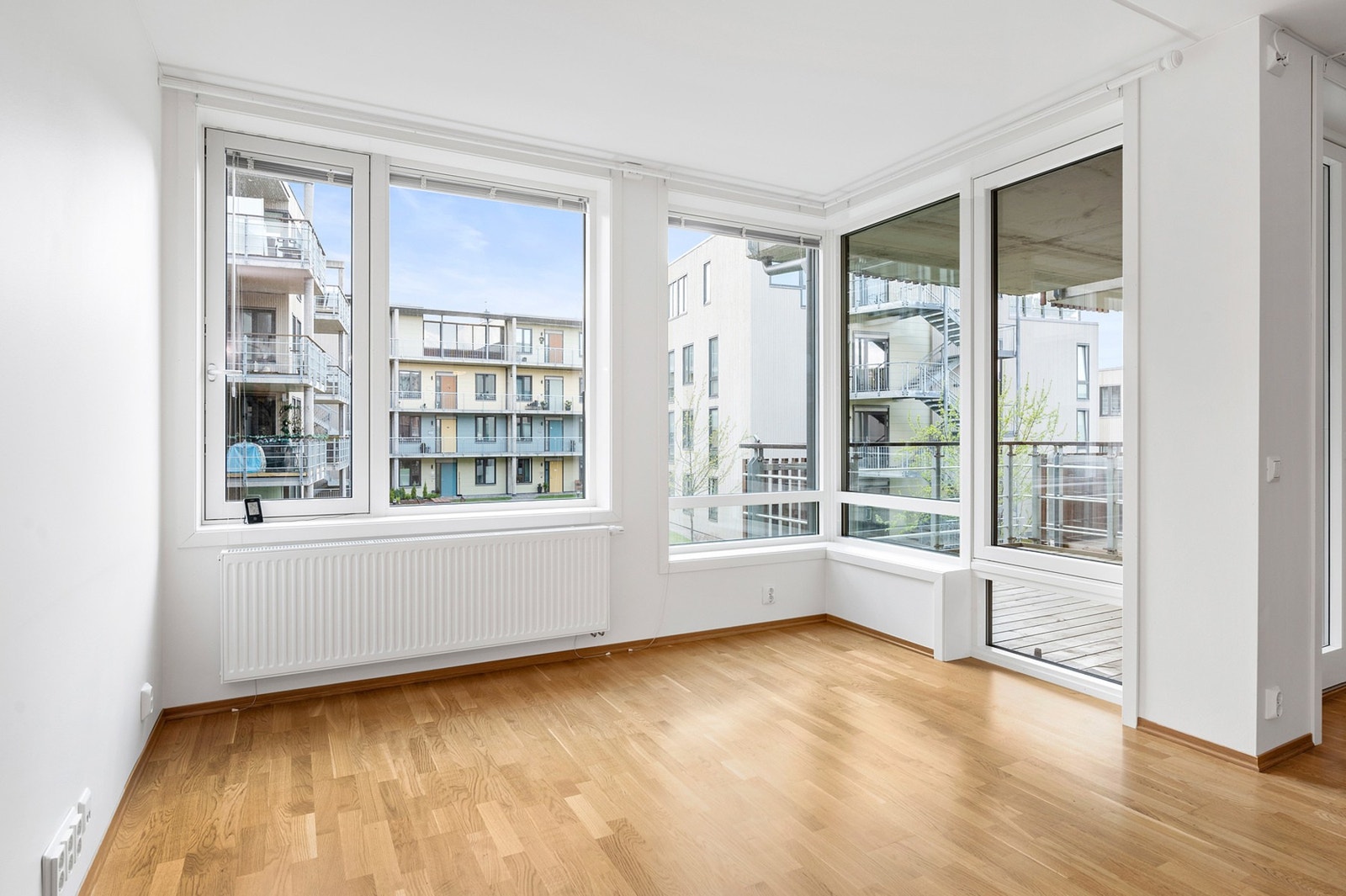 Store vindusoverflater som gir rikelig med naturlig lysinnslipp. Galleribilde