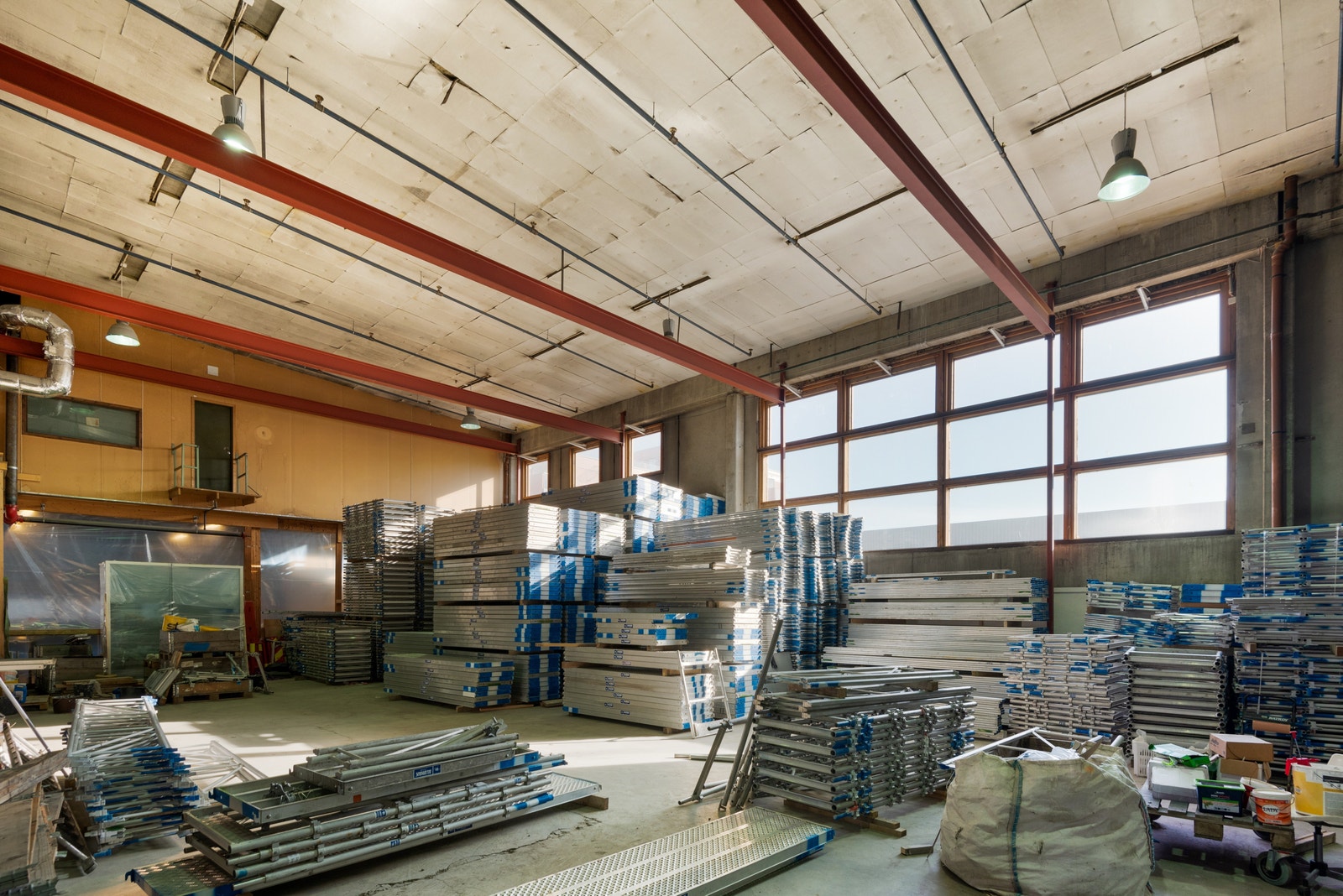 Det er nå etablert trapp til kontorer på mesaninetasje. Galleribilde