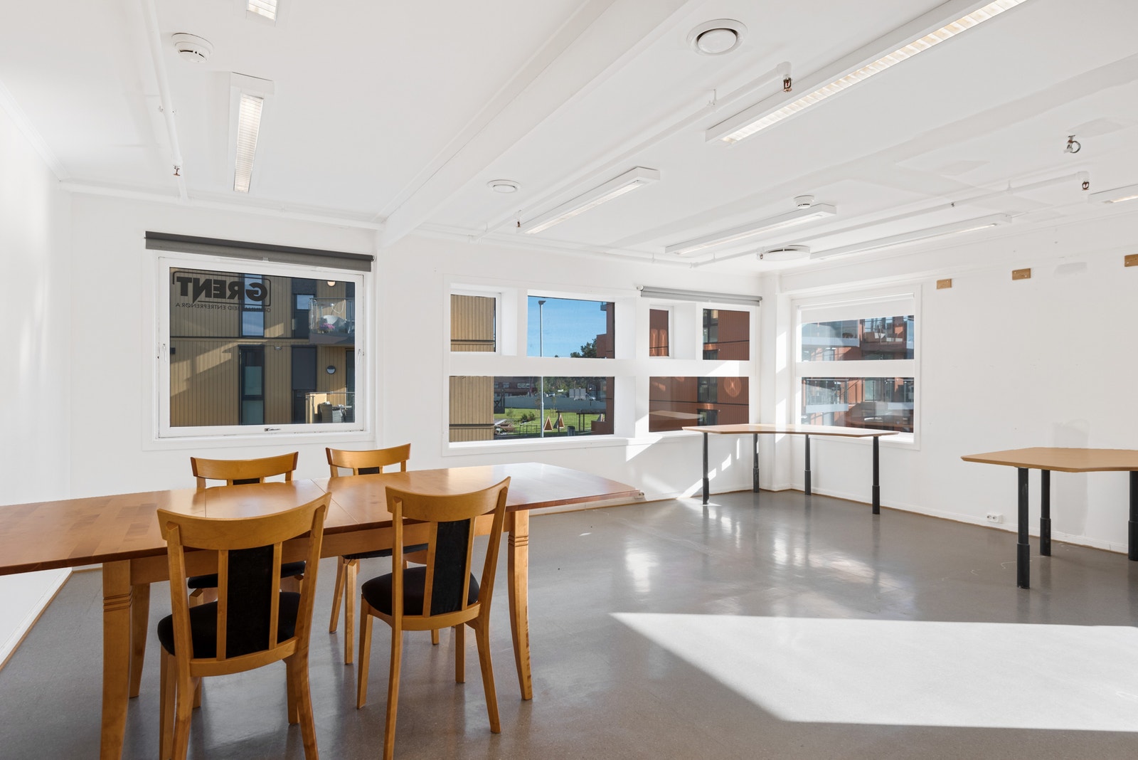 Lyse kontorer med spiserom/kjøkken, toalett og dusj. Galleribilde