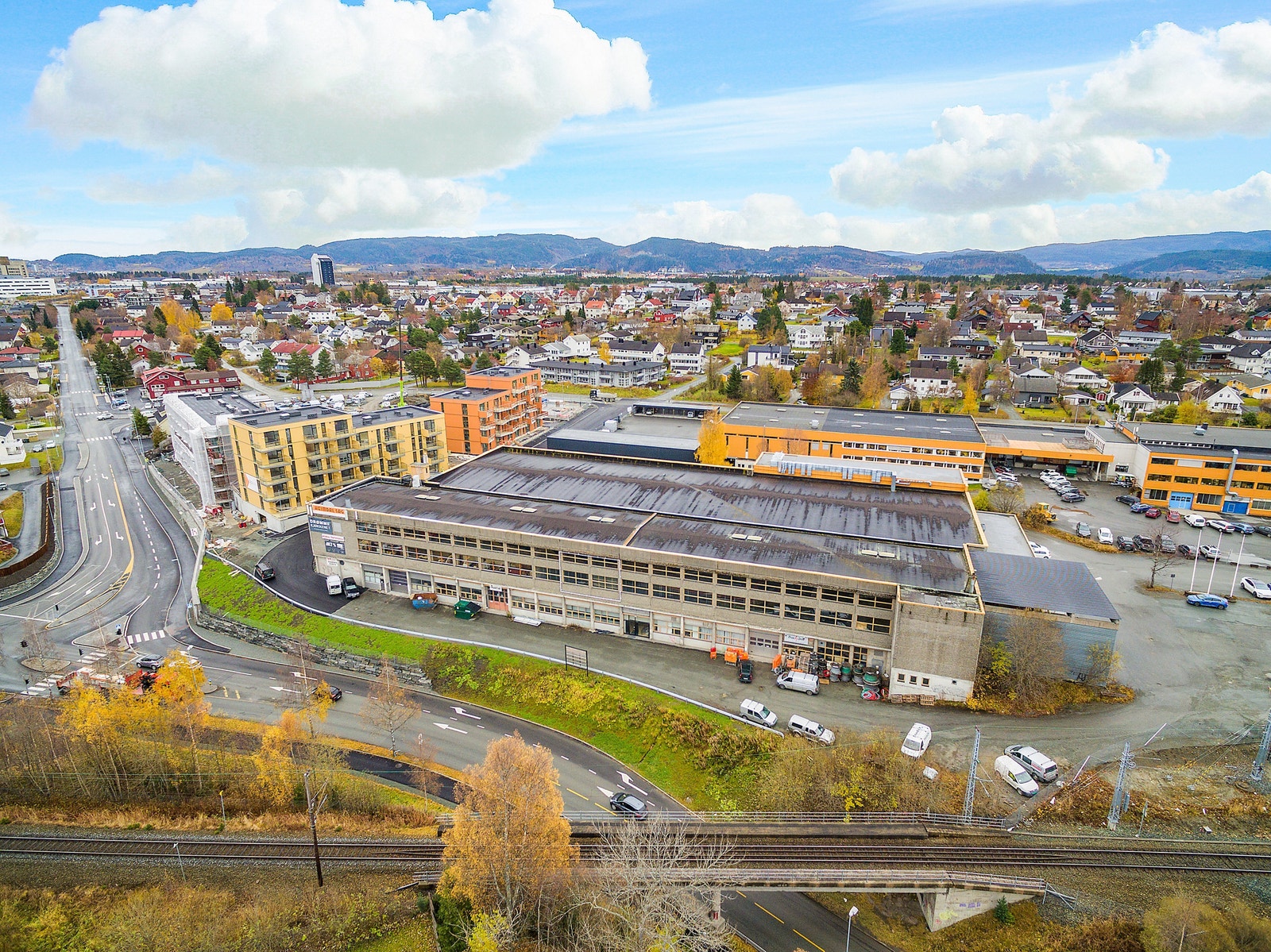 Kombinasjonseiendom med tilgjengelig høytlager, kontorlokaler og showroom. Galleribilde
