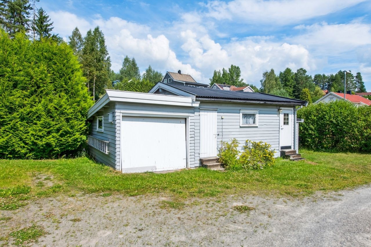 Uthuset ble bygget i 1956 og er fundamentert direkte på grunn med blokker. Galleribilde