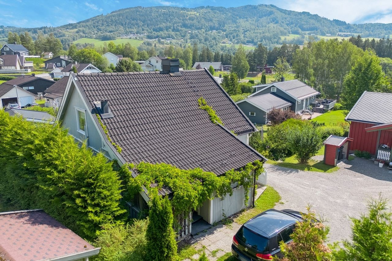 Beliggenheten er attraktiv med ca. 2 km til sentrumskjernen av Brumunddal. Området byr på flotte turmuligheter, enten du vil gå i Bjørgeberget eller følge elva Brumunda hele veien ned til den populære Mjøsparken Galleribilde
