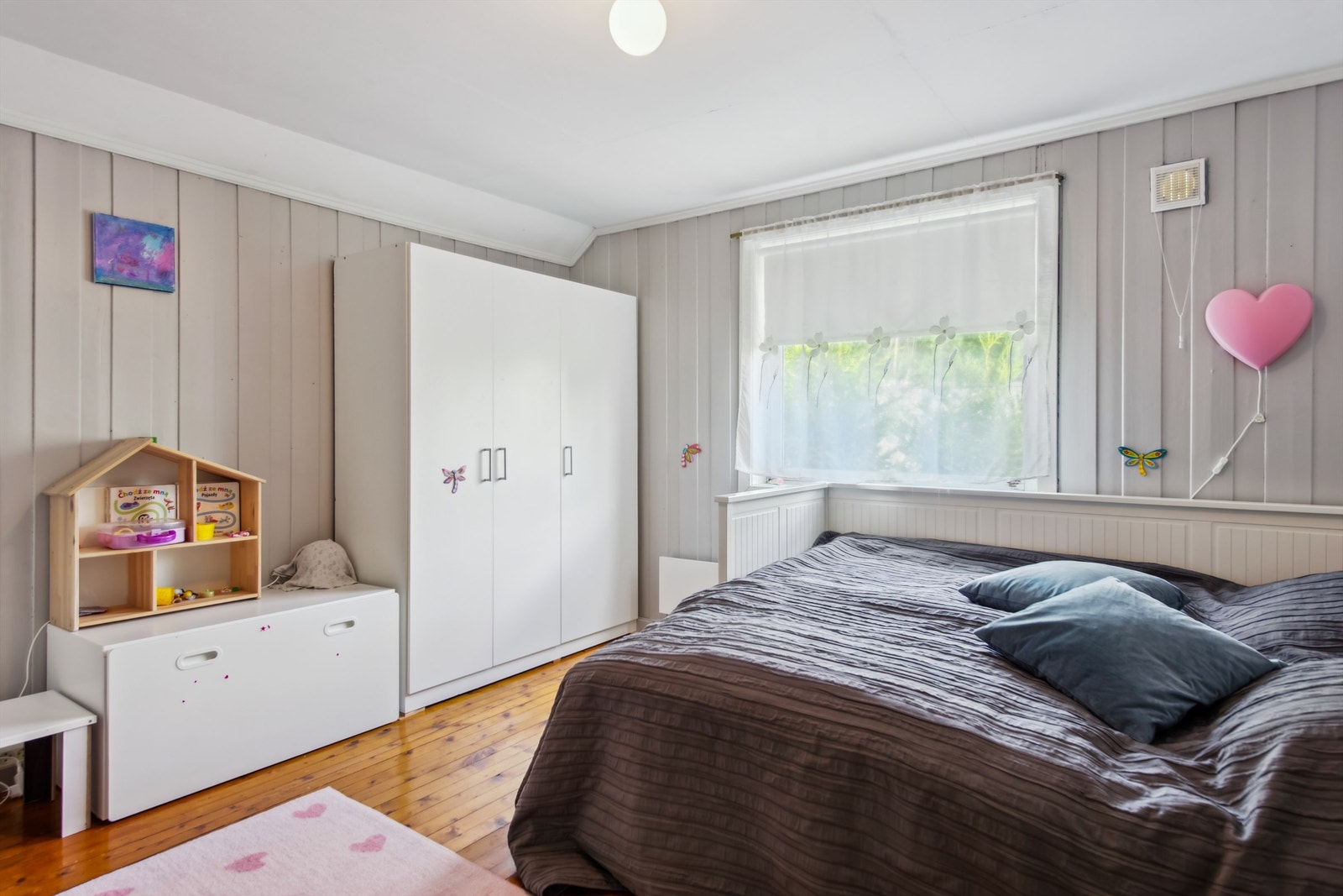 Soverommet er innredet med garderobeskap. Galleribilde