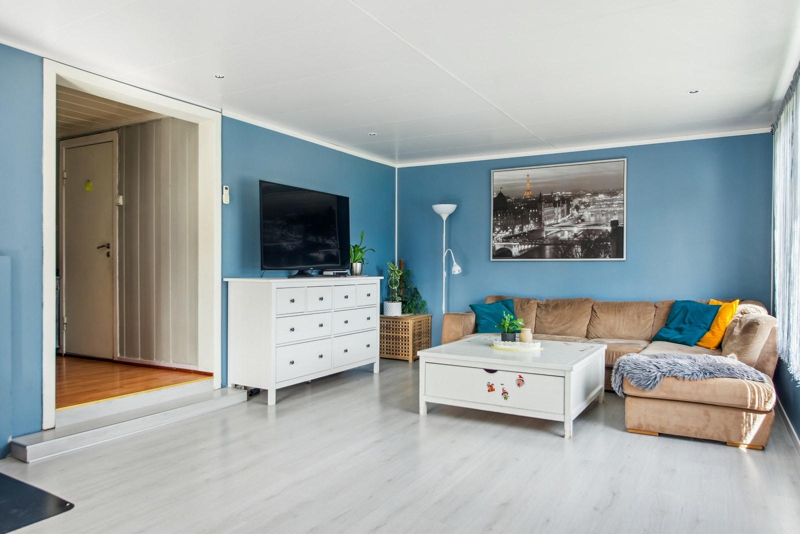 Stuen har god plass for både sofamøblement og spisegruppe Galleribilde