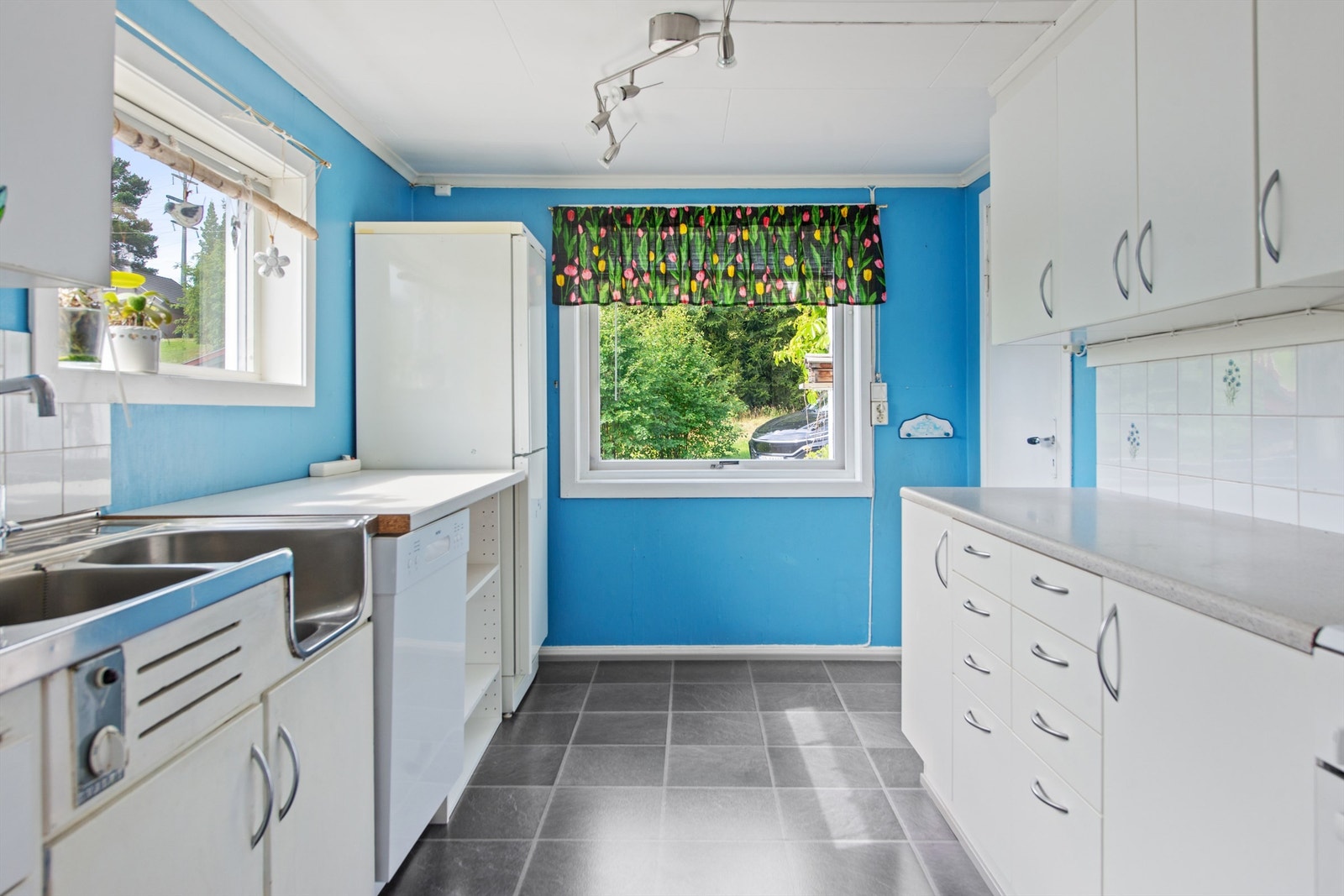 Kjøkkenet har en innredning med laminerte skrog, heltre fronter og en laminert benkeplate. Over benkeplaten er det flislagt. Galleribilde