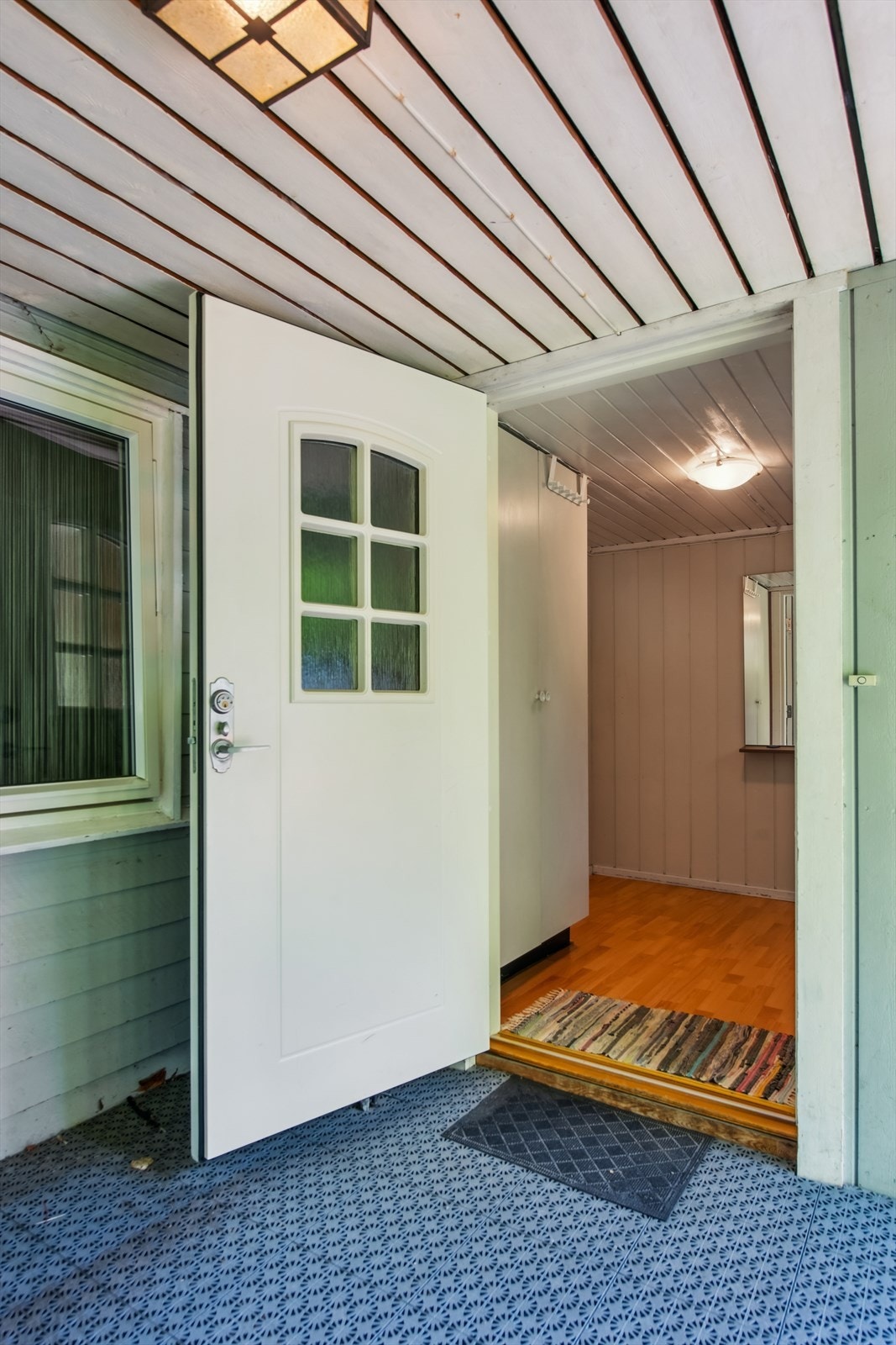 I første etasje finner du entré, stue, kjøkken, hall med trapp, bad og bod Galleribilde