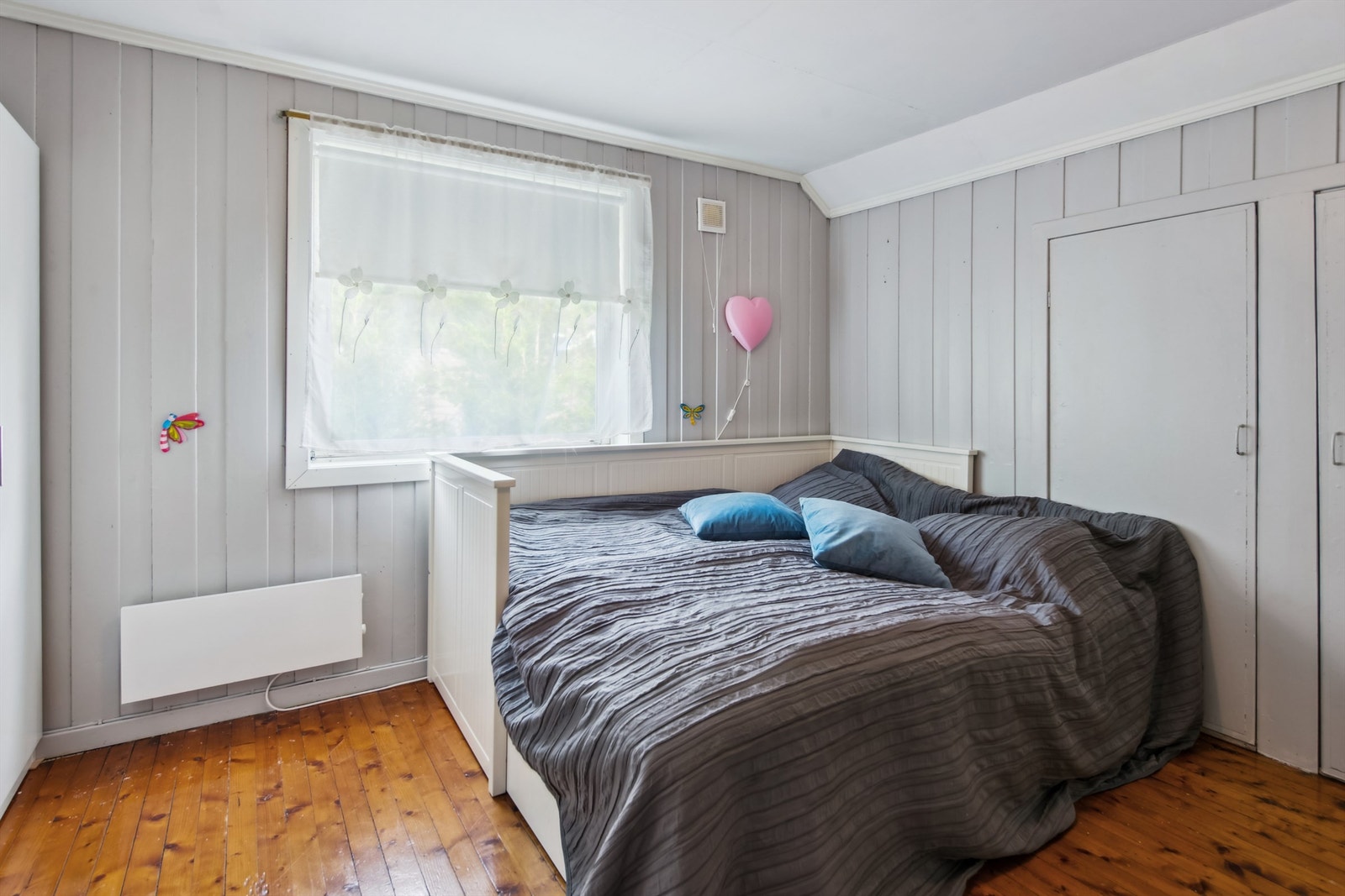 Soverom i god størrelse. Takhøyden er varierende, målt til 2,19 meter på det høyeste, med skråhimling Galleribilde