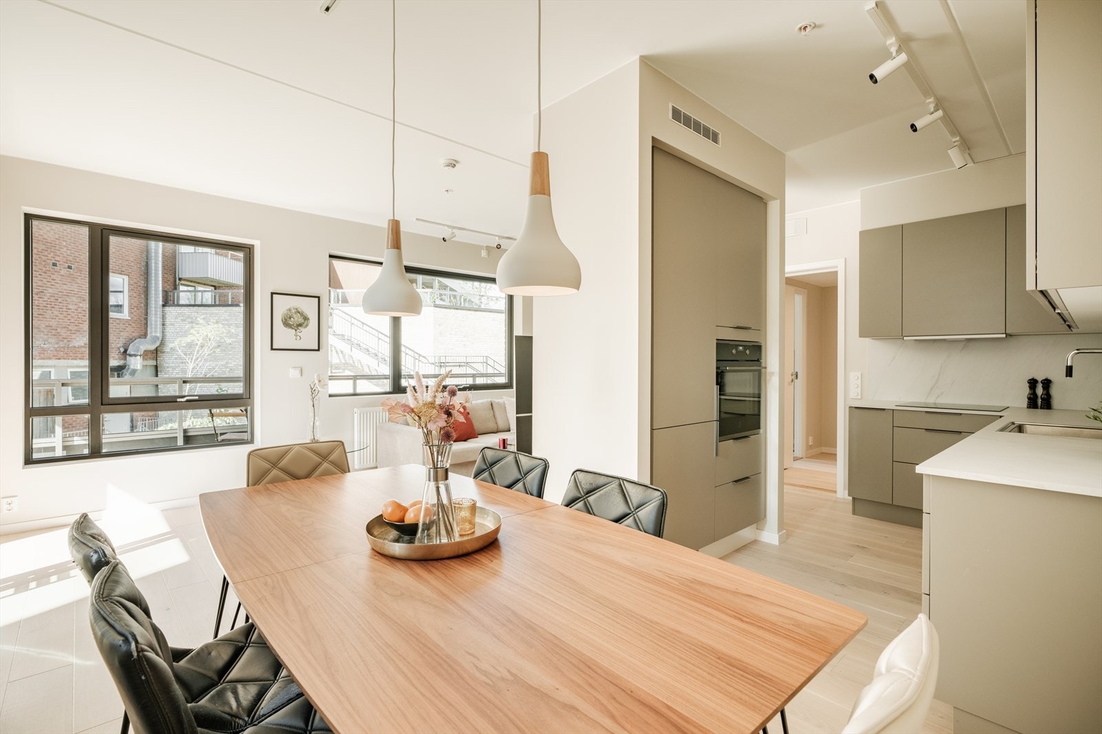 Leiligheten har et moderne og lyst HTH kjøkken som har godt med oppbevaring. Galleribilde