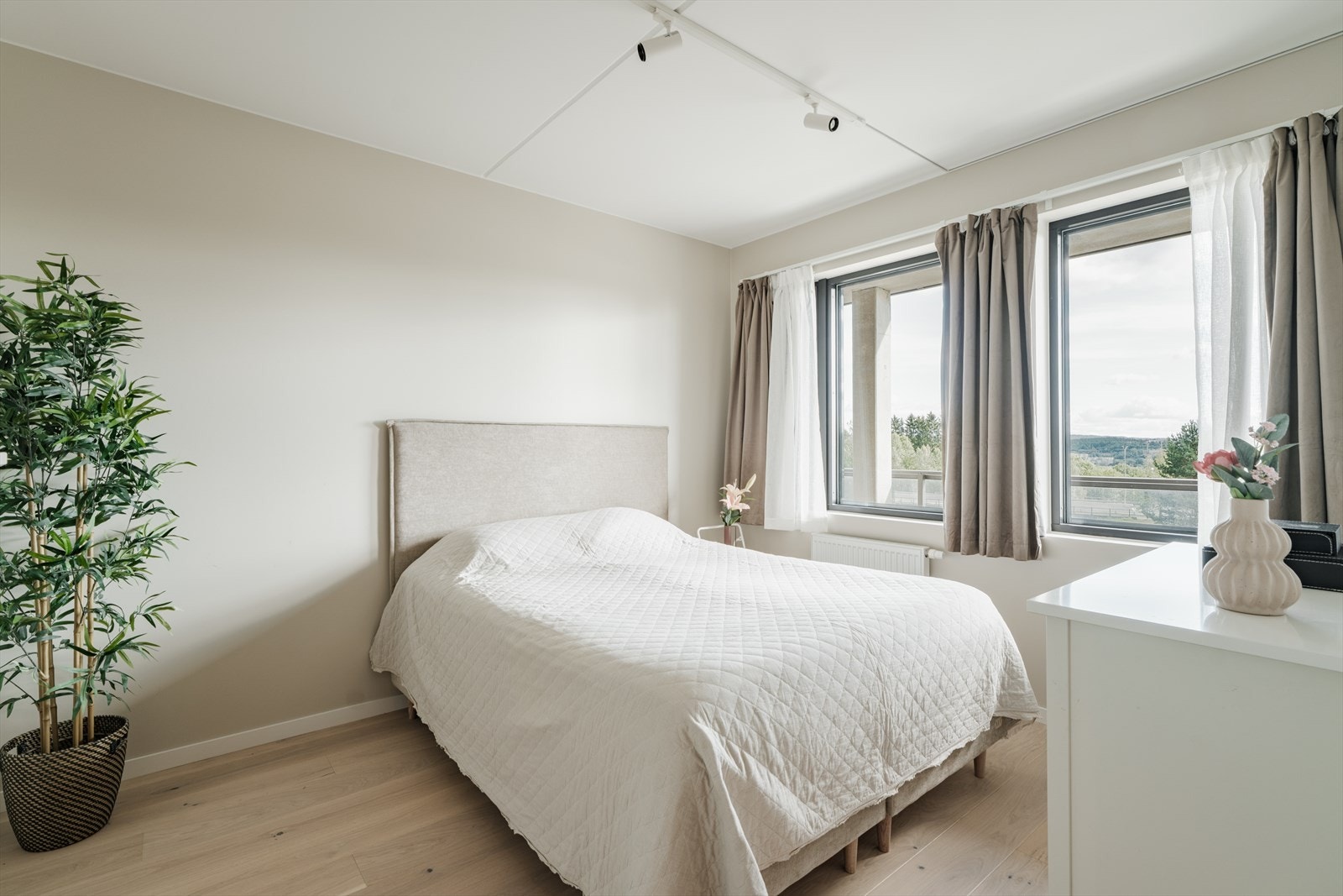 Leiligheten har tre soverom, hvorav hovedsoverommet byr på god plass til dobbeltseng med nattbord. Galleribilde