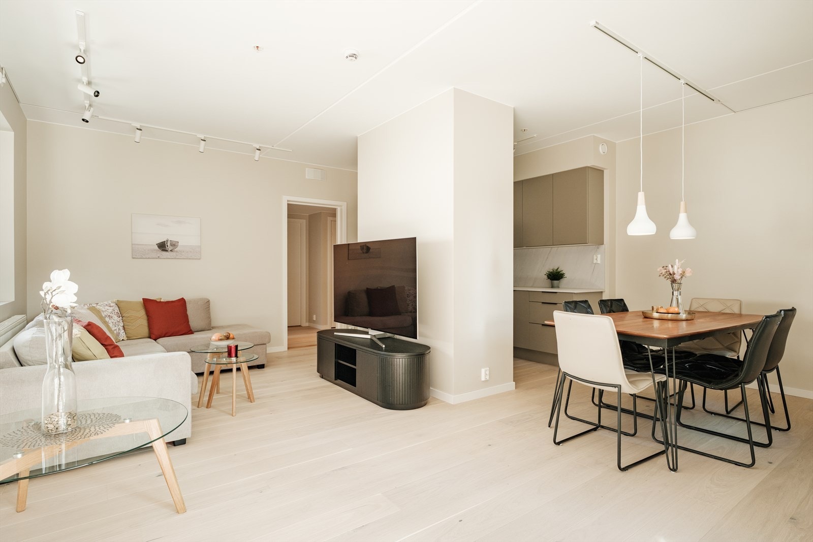 Stuen og kjøkkenet ligger i en sosial åpen løsning. Galleribilde