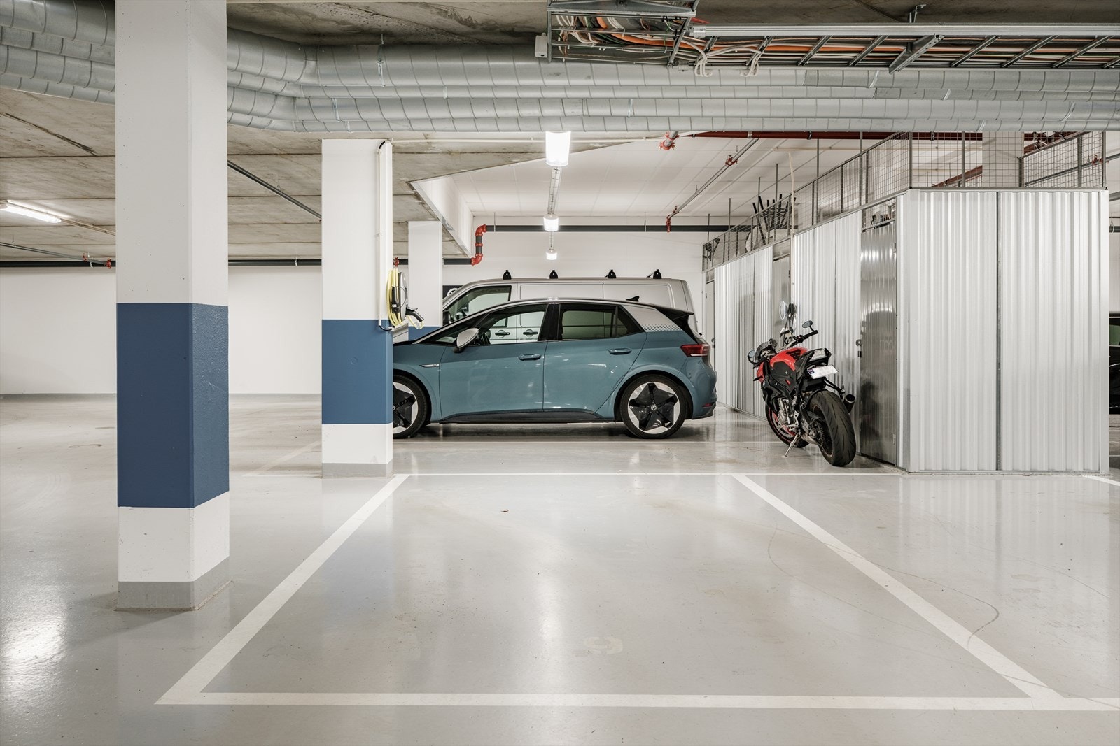 Leiligheten har egen parkeringsplass i fells garasjeanlegg. Galleribilde