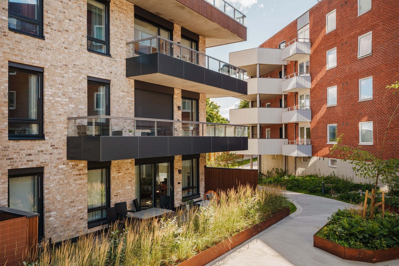 Ammerudveien har hyggelige grøntområder og flotte gangstier rundt bygningene. Galleribilde