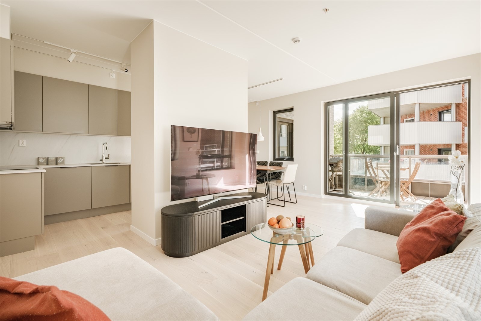 Dette er en moderne og innbydende 4-roms leilighet med god planløsning , to bad og en herlig balkong. Galleribilde