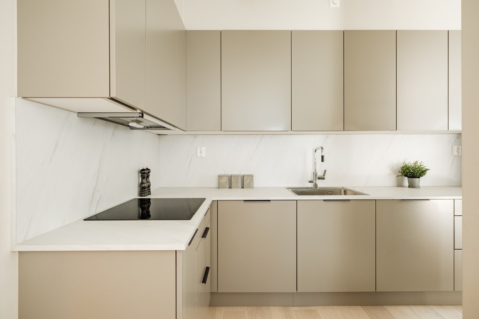 Det er en fin kombinasjon av skap- og benkeplass for både oppbevaring og matlaging. Galleribilde