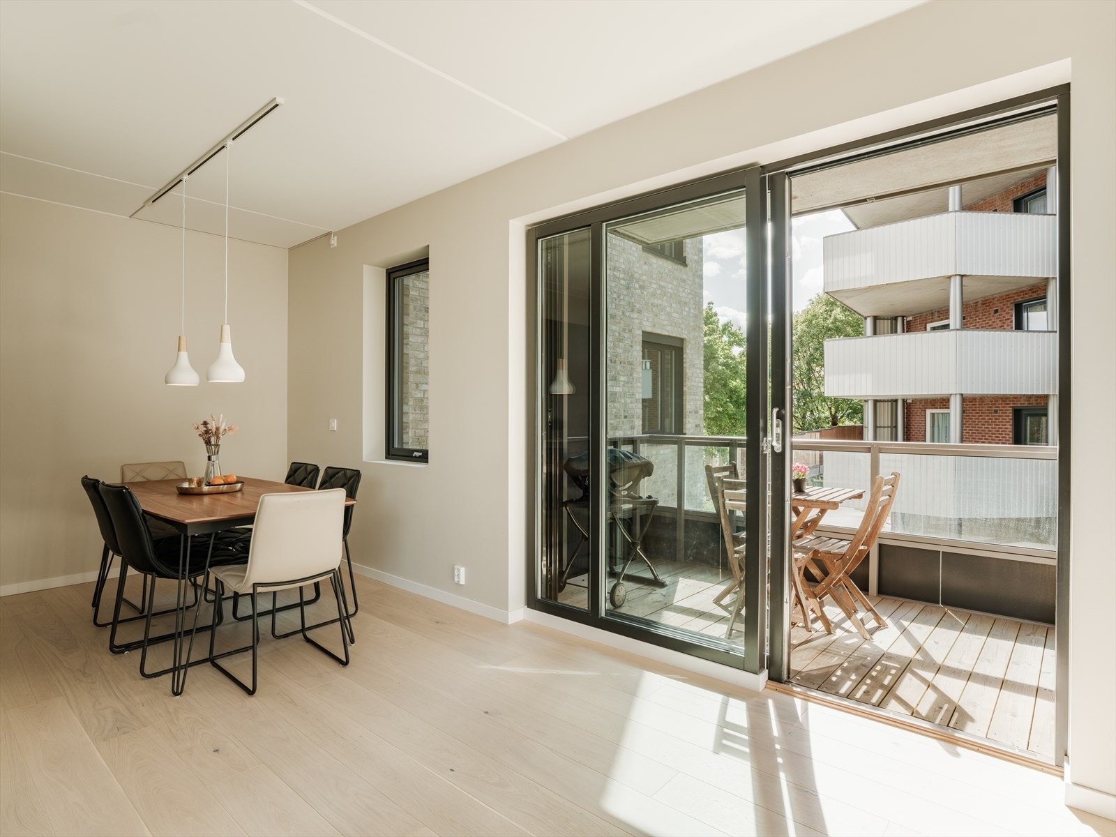 Leiligheten har store vindusflater som slipper inn rikelig med naturlig lys. Galleribilde