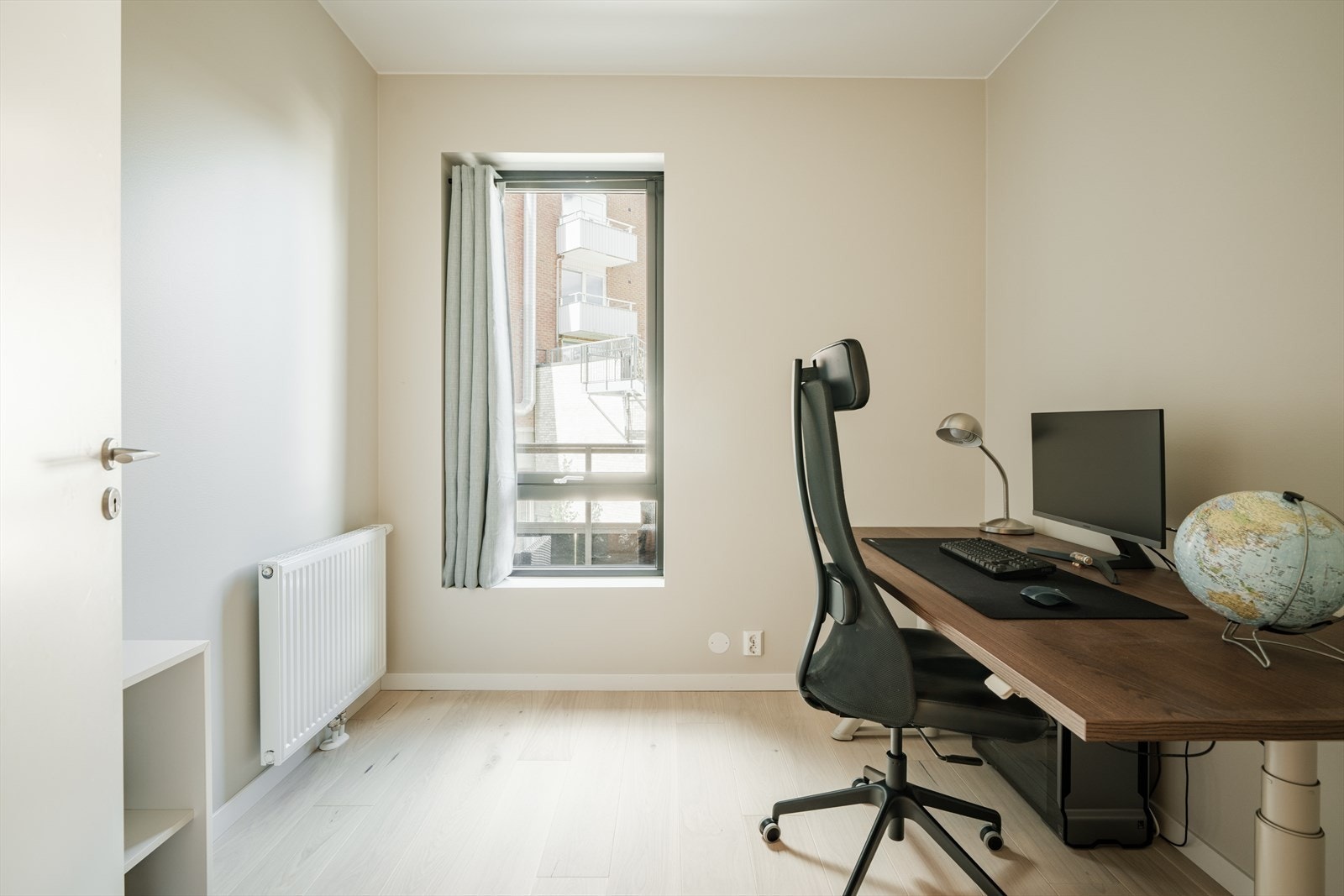 Begge rommene er holdt i lyse farger og har plass til garderobeskap. Galleribilde