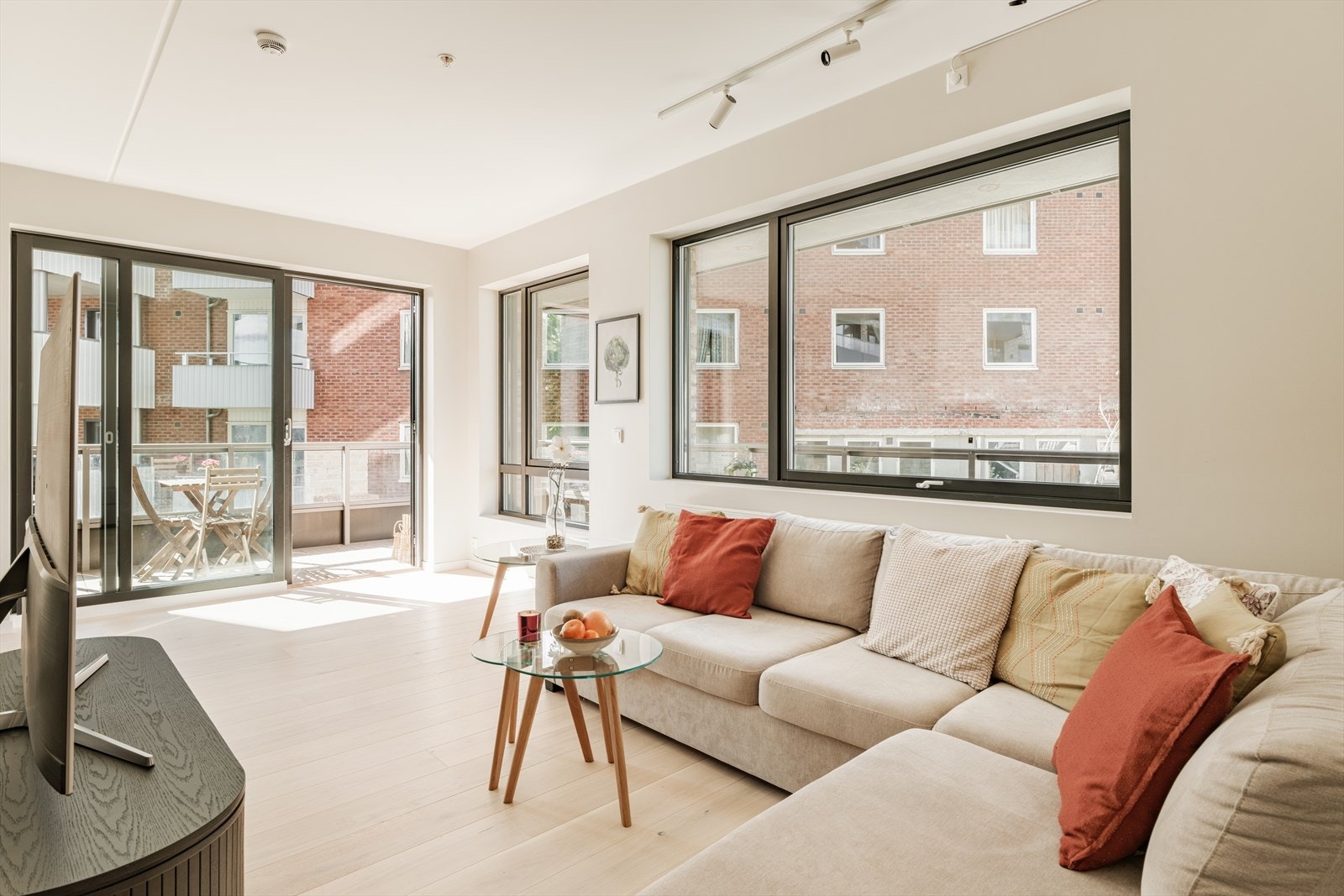 Overflatene er malt i en behagelig fargetone, og på gulvet er enstavs eikeparkett. Galleribilde