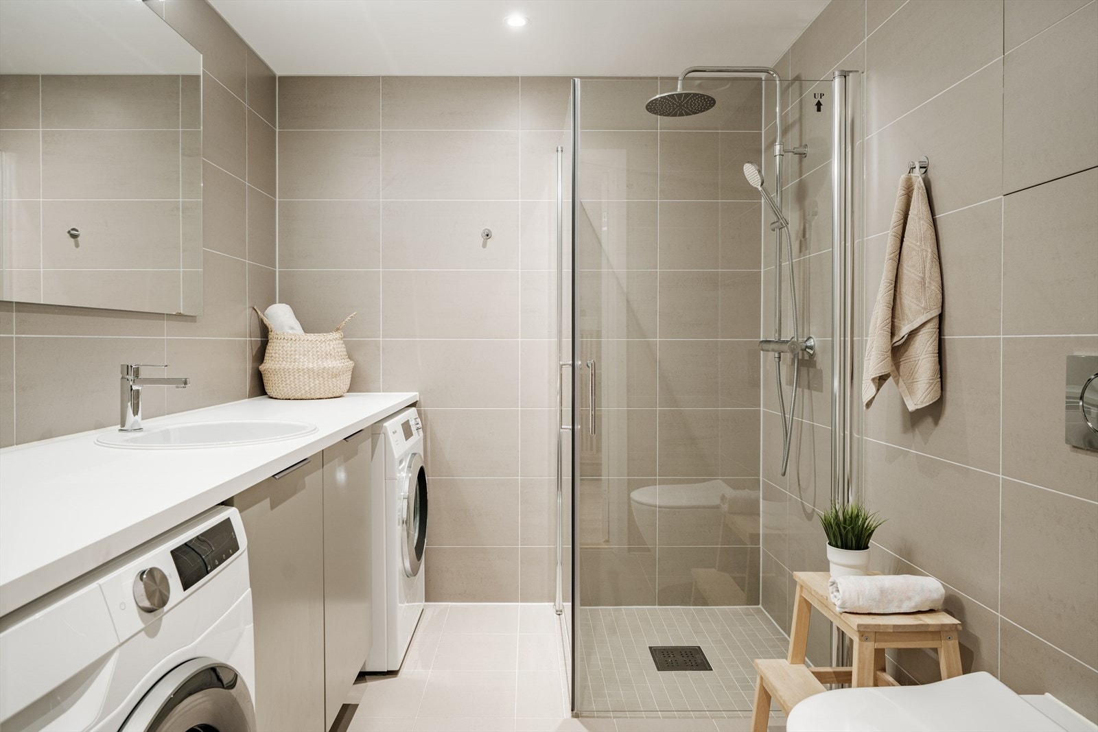 Badet har god plass til både vaskemaskin og tørketrommel, samt øvrig oppbevaring. Galleribilde