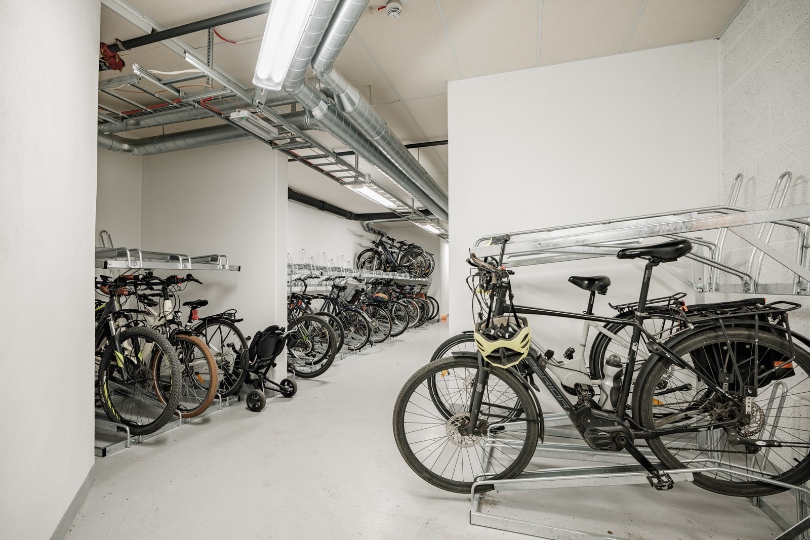 Felles sykkelbod i garasjeanlegget. Her er også bod på 5 kvm som leiligheten disponerer. Galleribilde