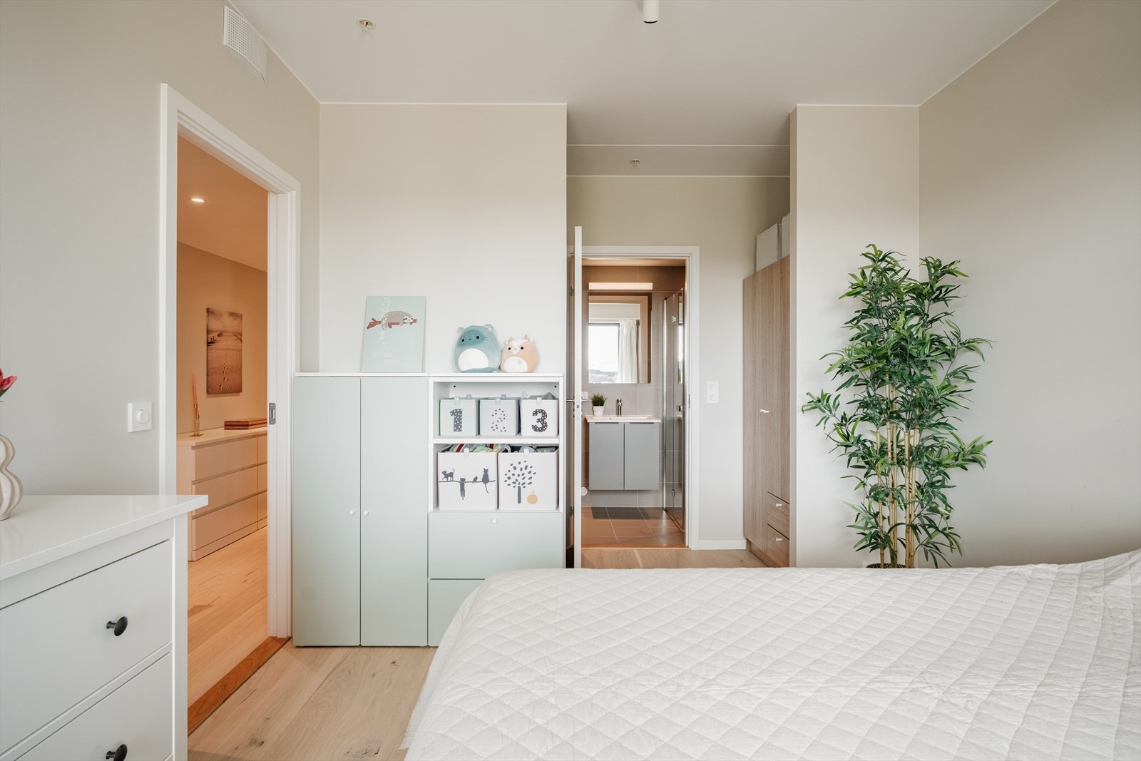 I tilknytning til soverommet finner du innebygde garderobeskap samt adkomst til et moderne privat bad med romslig dusjhjørne og vegghengt servant med speil. Galleribilde