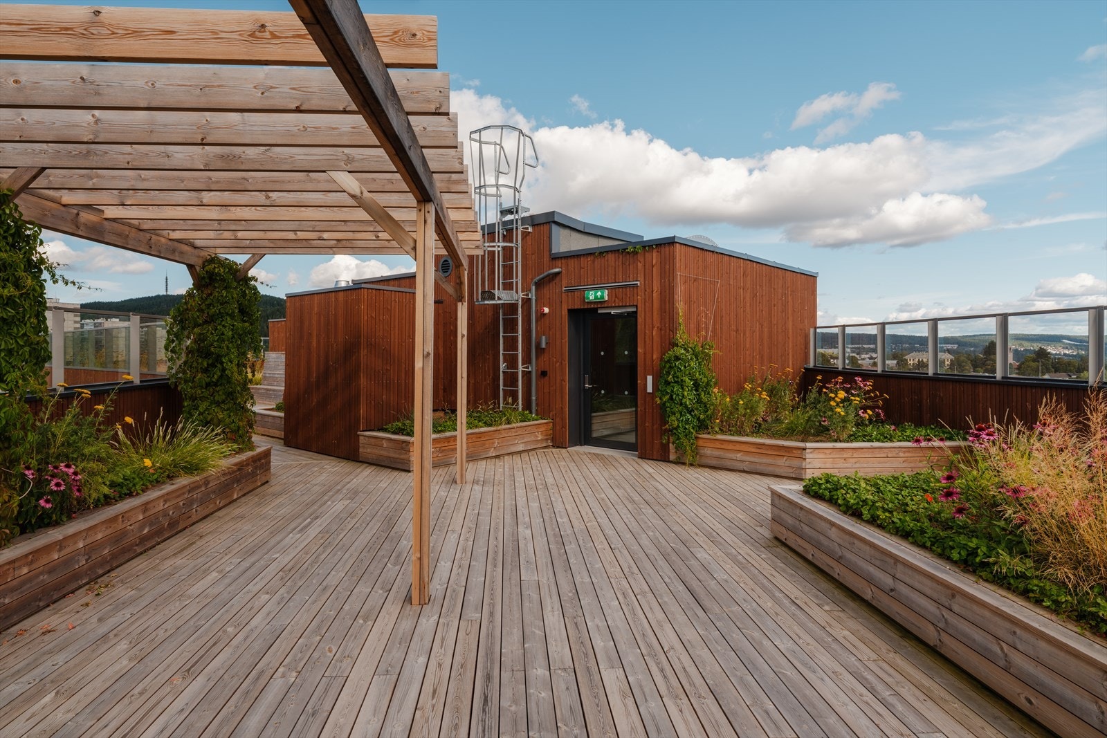 Stor og solrik felles takterrasse med flott utsikt. Galleribilde