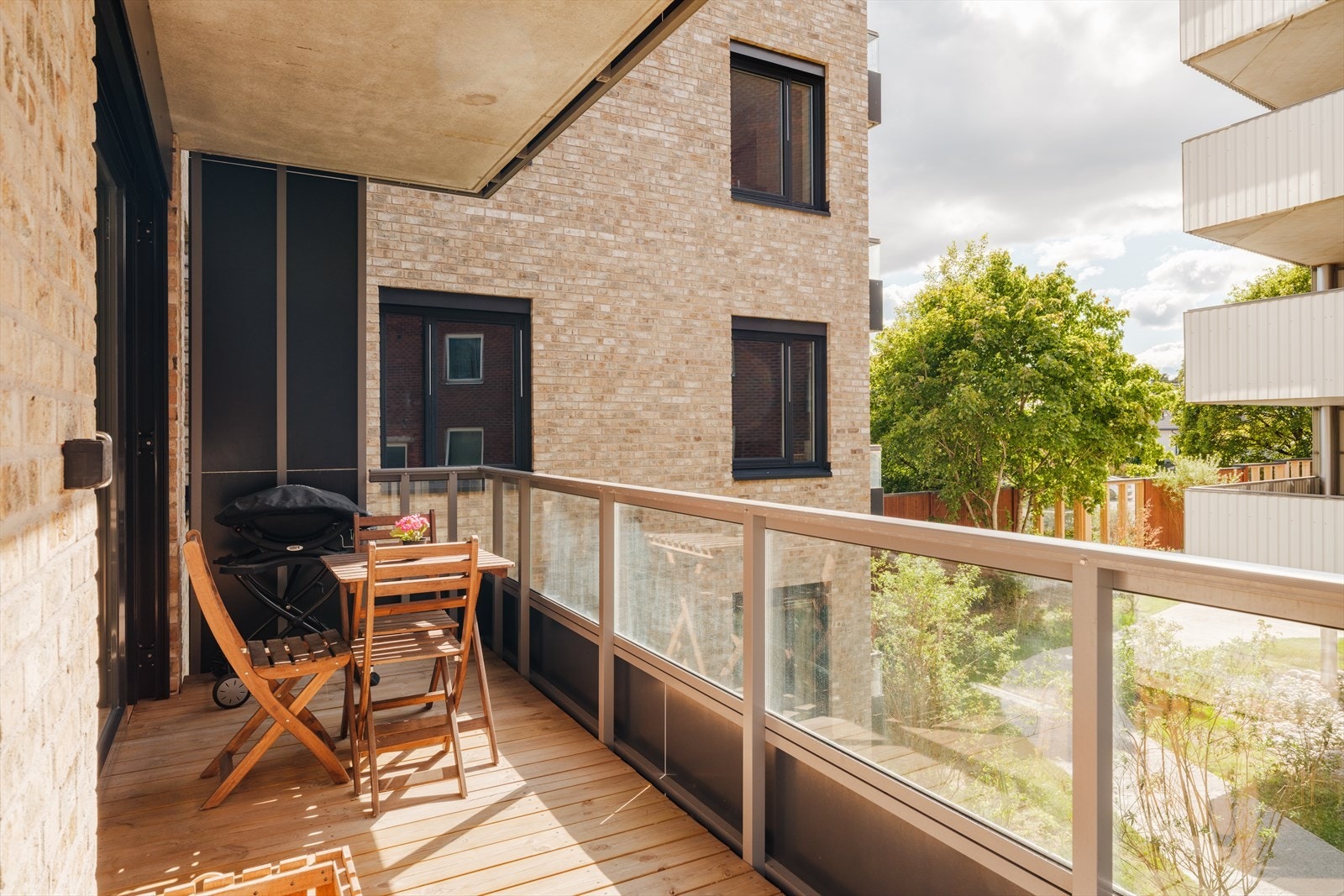 Uteplassen gir rikelig med sollys. Her har du sol fra ettermiddagen og ut kvelden. Galleribilde