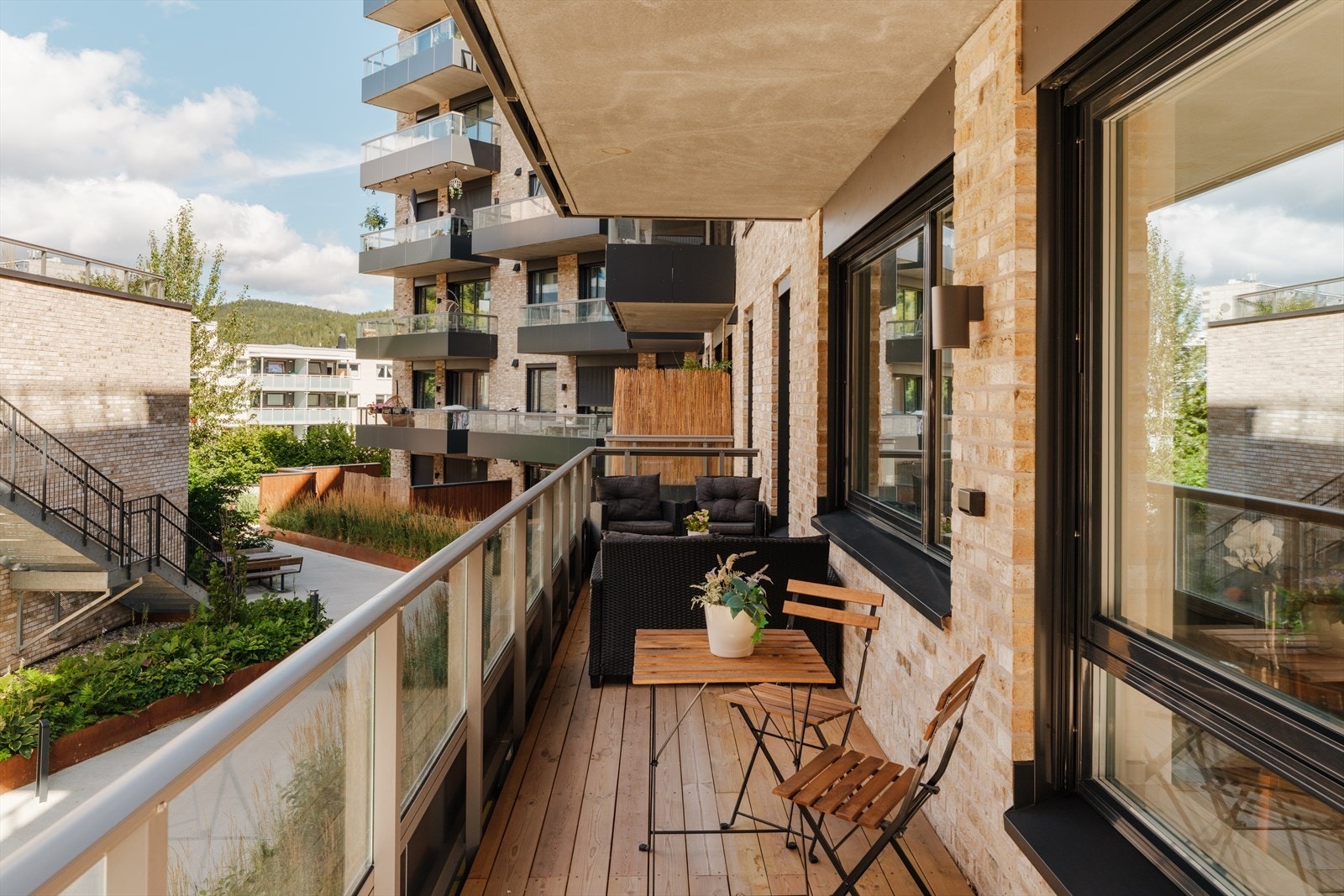 Balkongen har overbygg, som gjør det mulig å bruke uteplassen også når det regner litt. Galleribilde