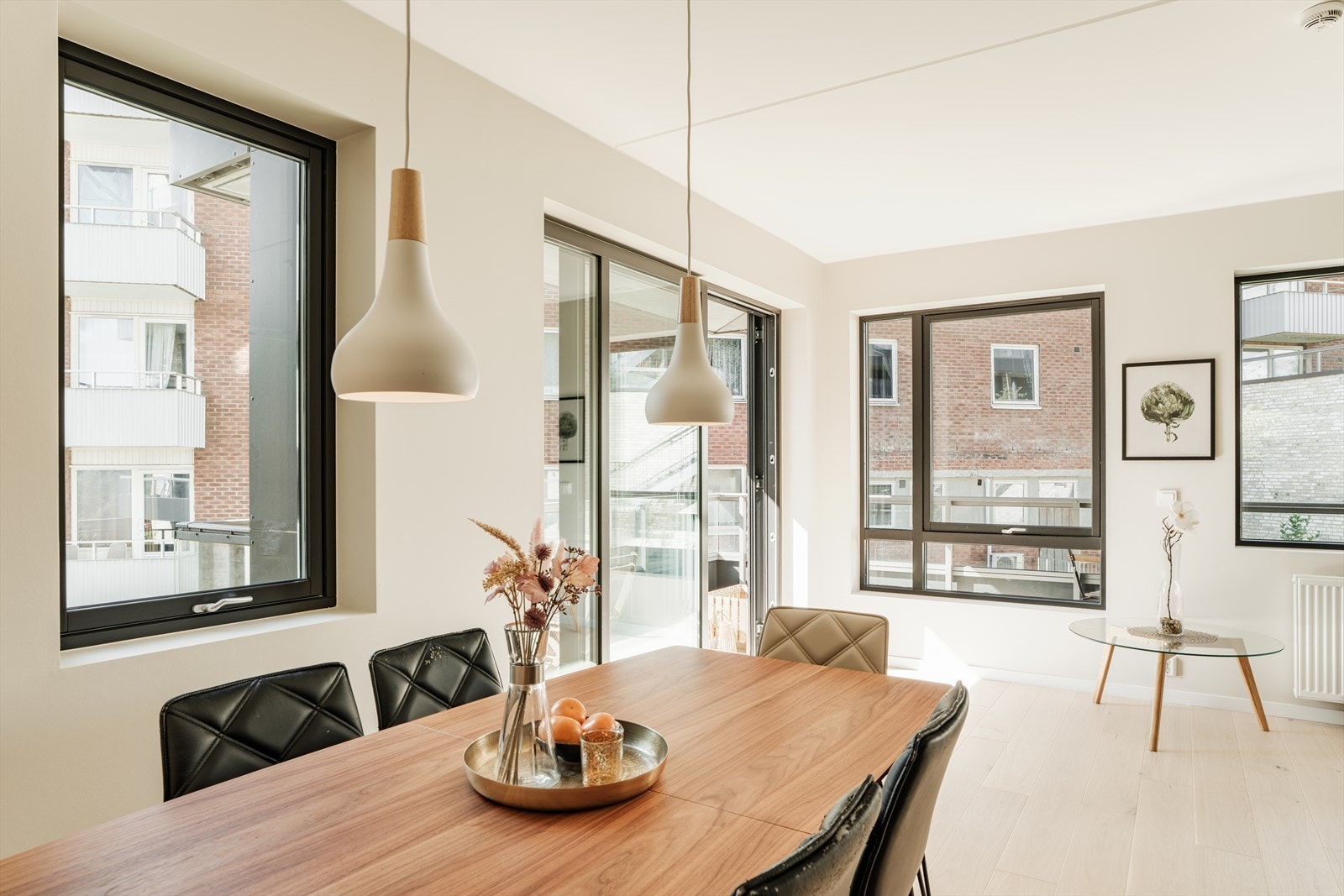 Det er montert skinnespotlights i både stue og kjøkken, og rommet er i tillegg utstyrt med praktiske screens. Galleribilde