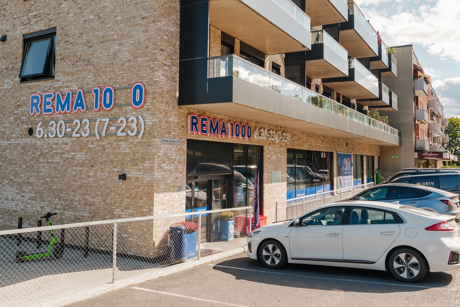 Området byr på et bredt servicetilbud, og dagligvarebutikken ligger kun et par minutters gange unna. Galleribilde