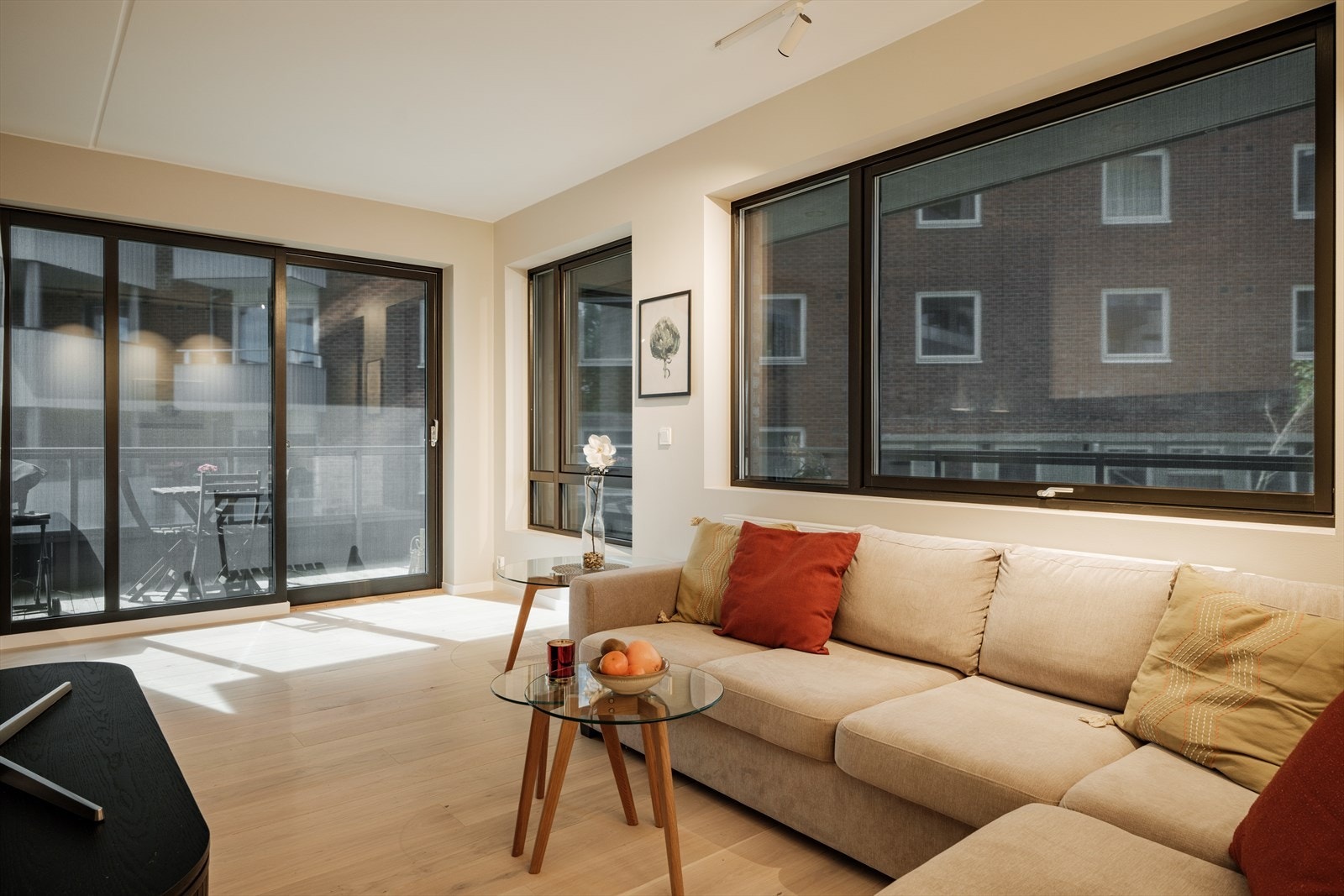 Alle vinduene i stuen har sol skjerming. Galleribilde