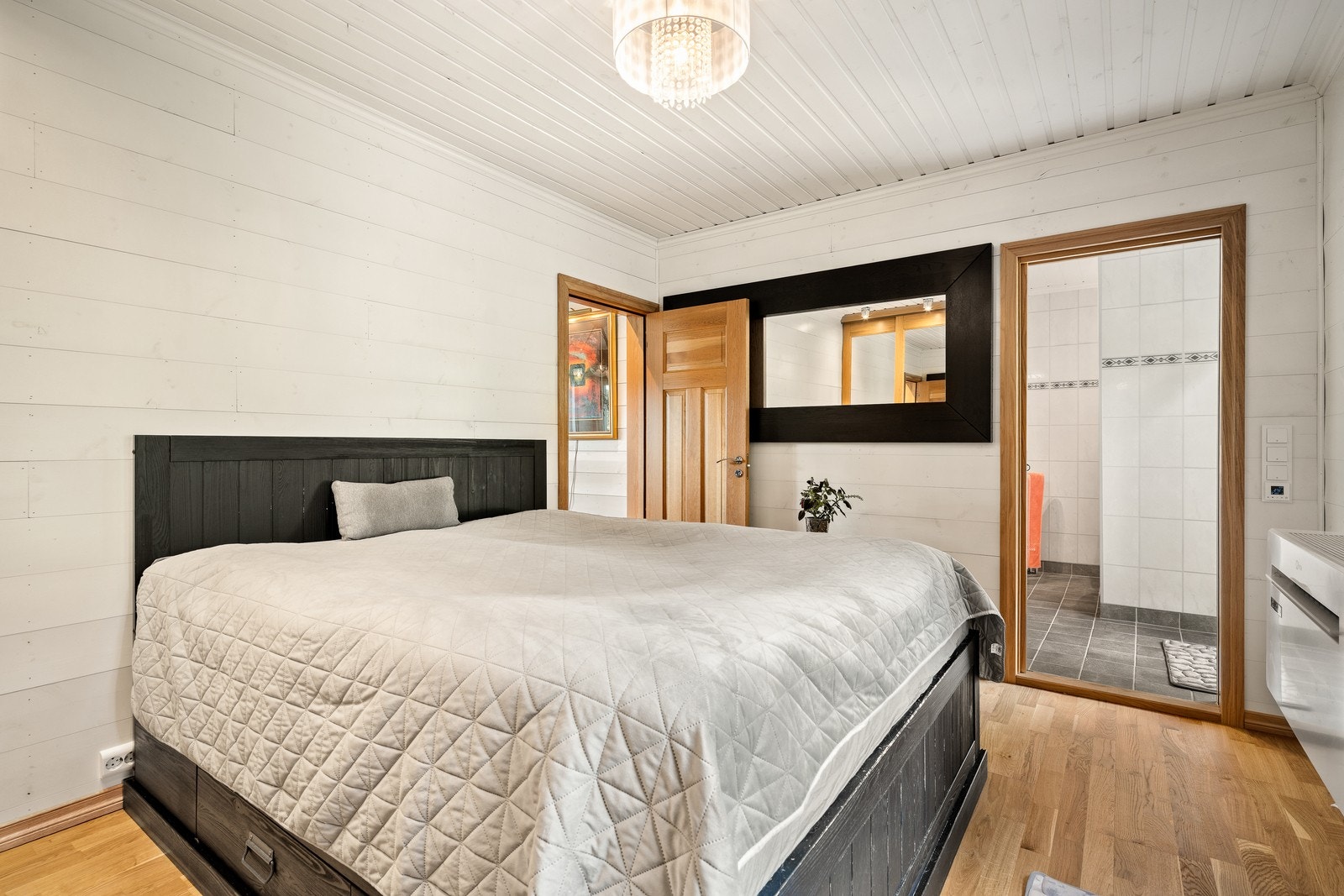 I tilknytning til hovedsoverommet har man direkte adkomst til badet. Galleribilde