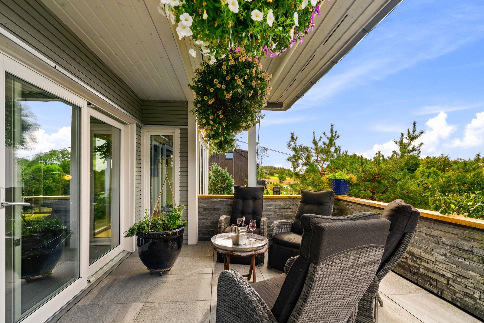 Balkongen ligger godt skjermet med vegetasjon og er delvis overbygget. Galleribilde