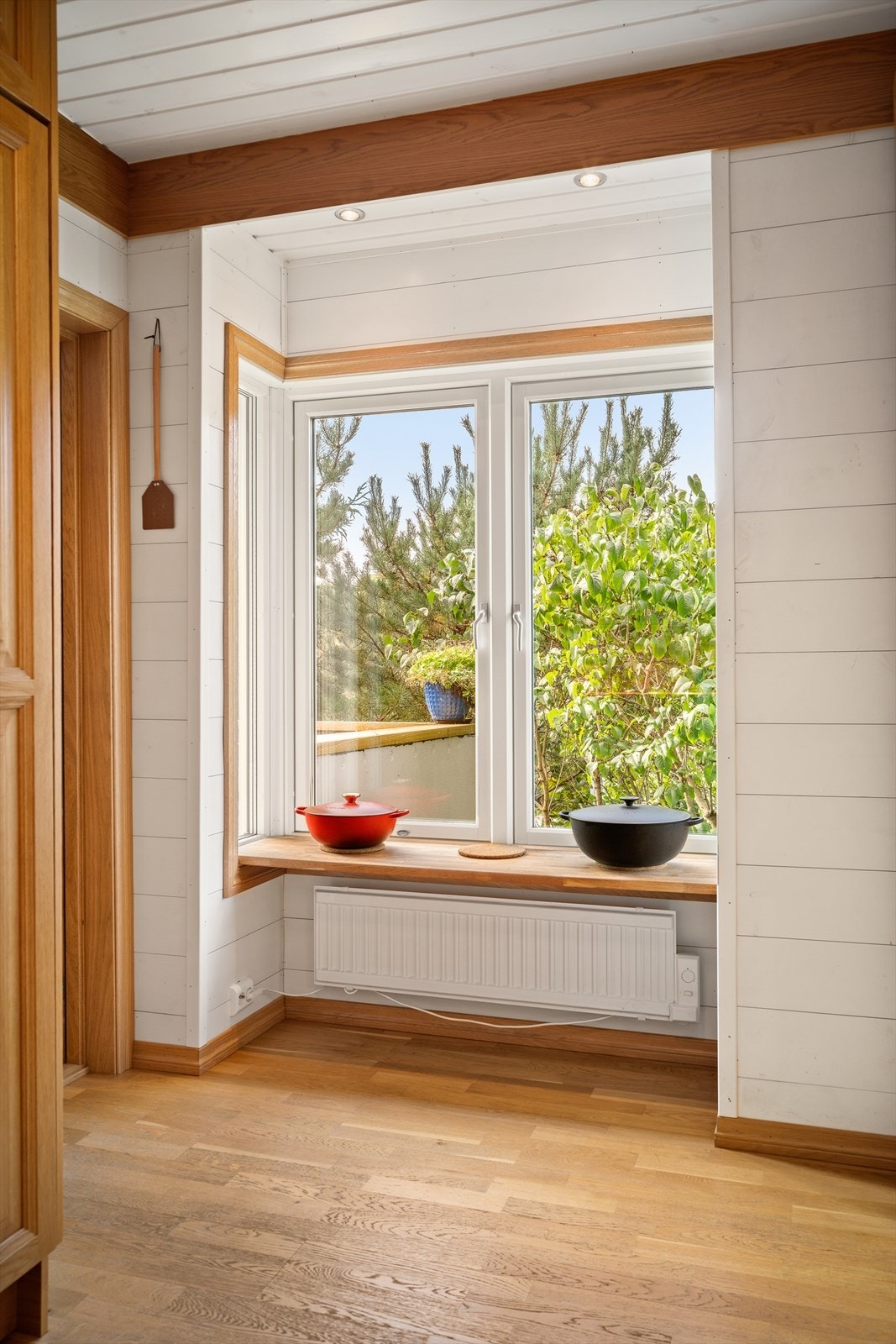 Mellom spisestuen og kjøkkenet er det også en praktisk glassdør, som skjermer for lyd når matlagingen står på for fult. Kjøkkenet har også en koselig karnapp, som gir lys og fin utstillingsplass. Galleribilde