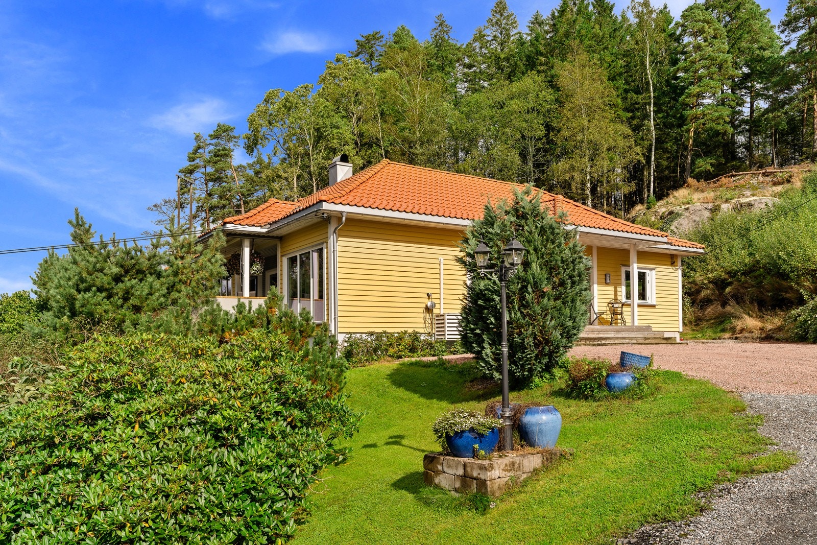 Det er pent opparbeidet partier med grøntareal slik som gressplen, prydbusker, vintergrønt og trær. Galleribilde